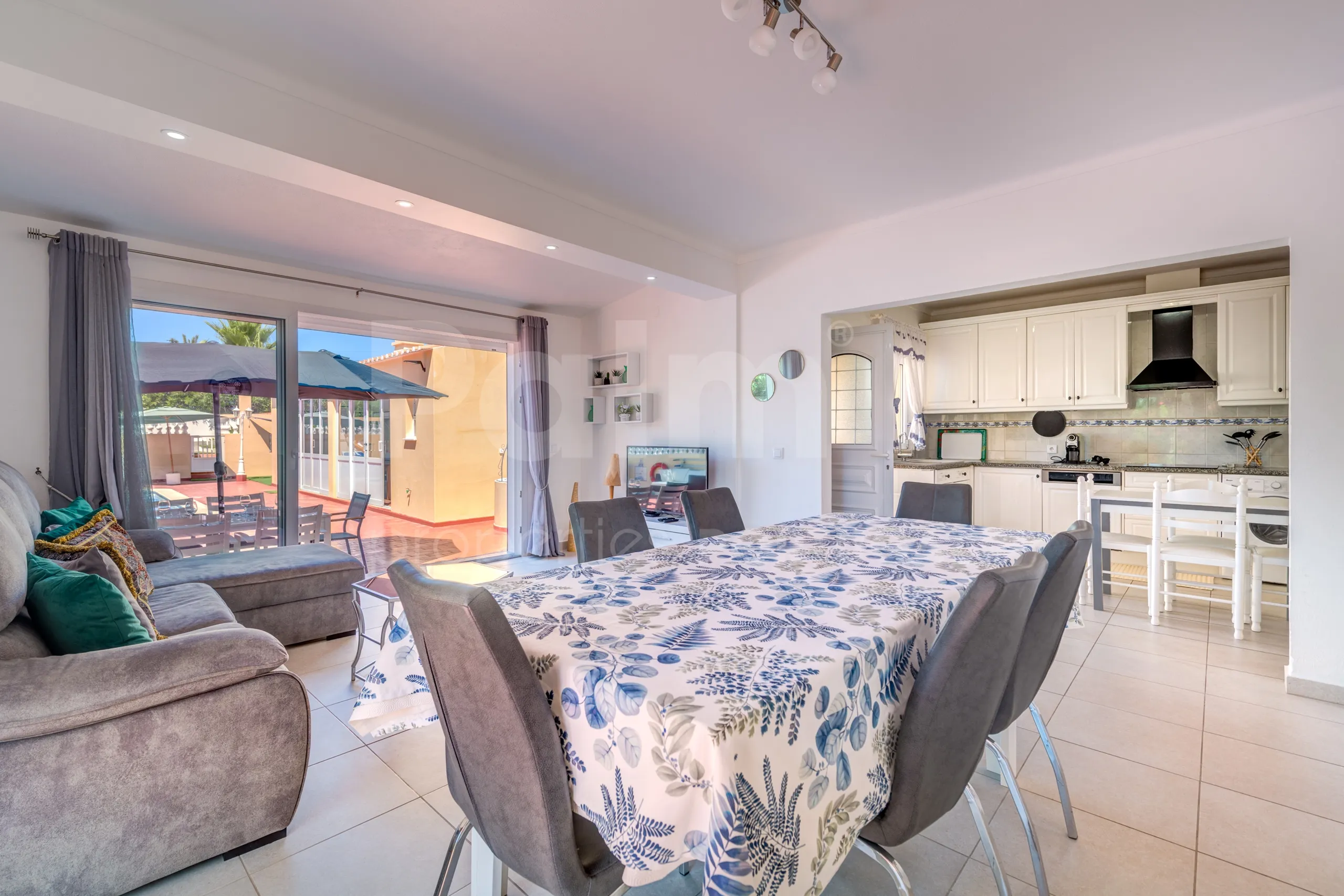 Contemporary 4-Bedroom Villa with Pool and Garden in Algarve's Lagoa - View image 36 of 61