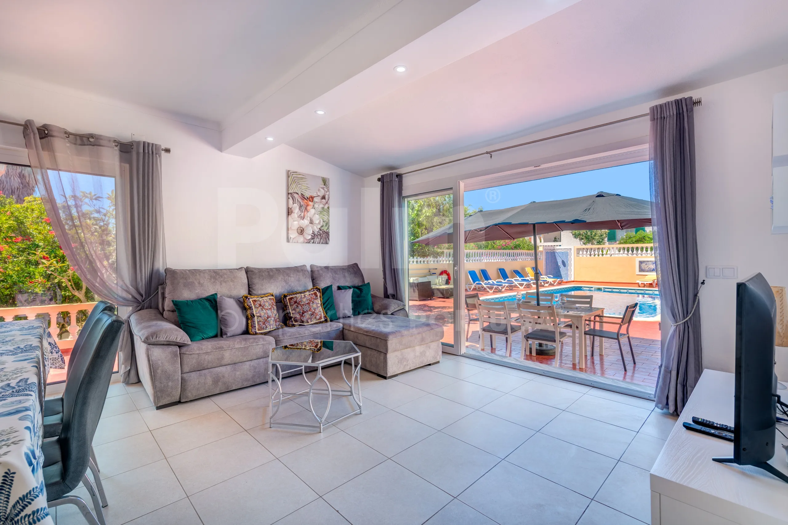 Contemporary 4-Bedroom Villa with Pool and Garden in Algarve's Lagoa - View image 38 of 61