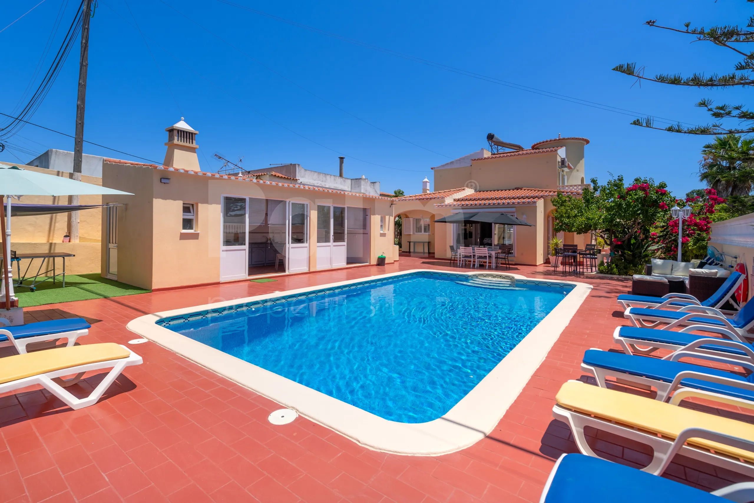 Contemporary 4-Bedroom Villa with Pool and Garden in Algarve's Lagoa - View image 43 of 61