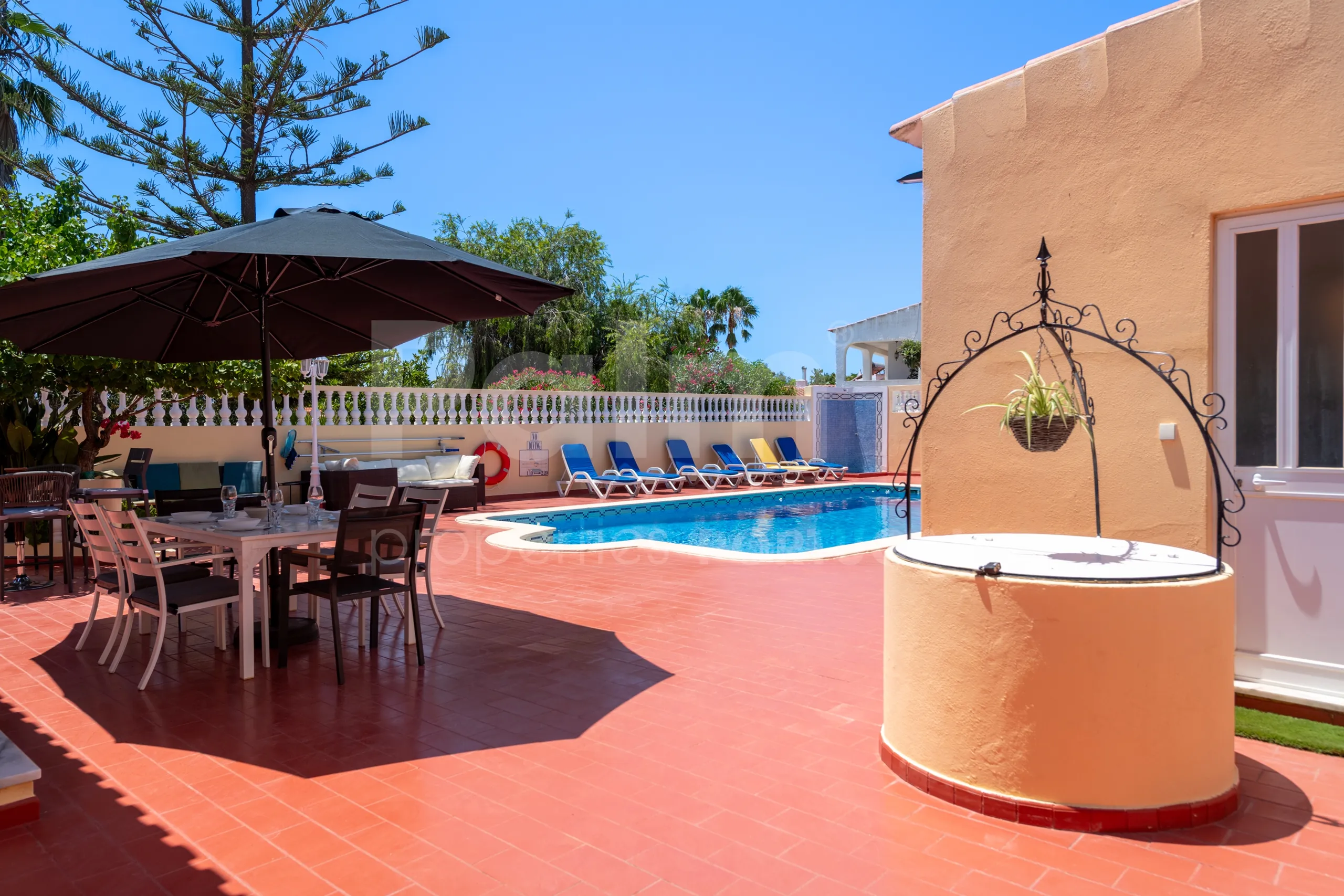Contemporary 4-Bedroom Villa with Pool and Garden in Algarve's Lagoa - View image 45 of 61