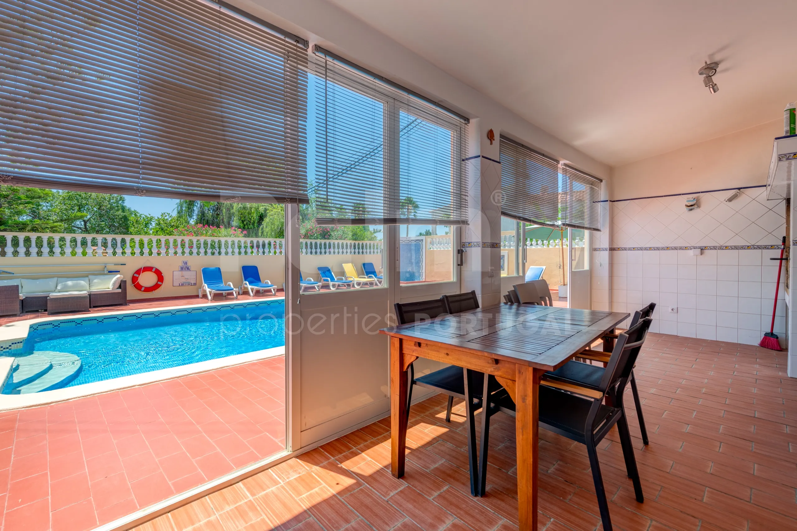 Contemporary 4-Bedroom Villa with Pool and Garden in Algarve's Lagoa - View image 47 of 61