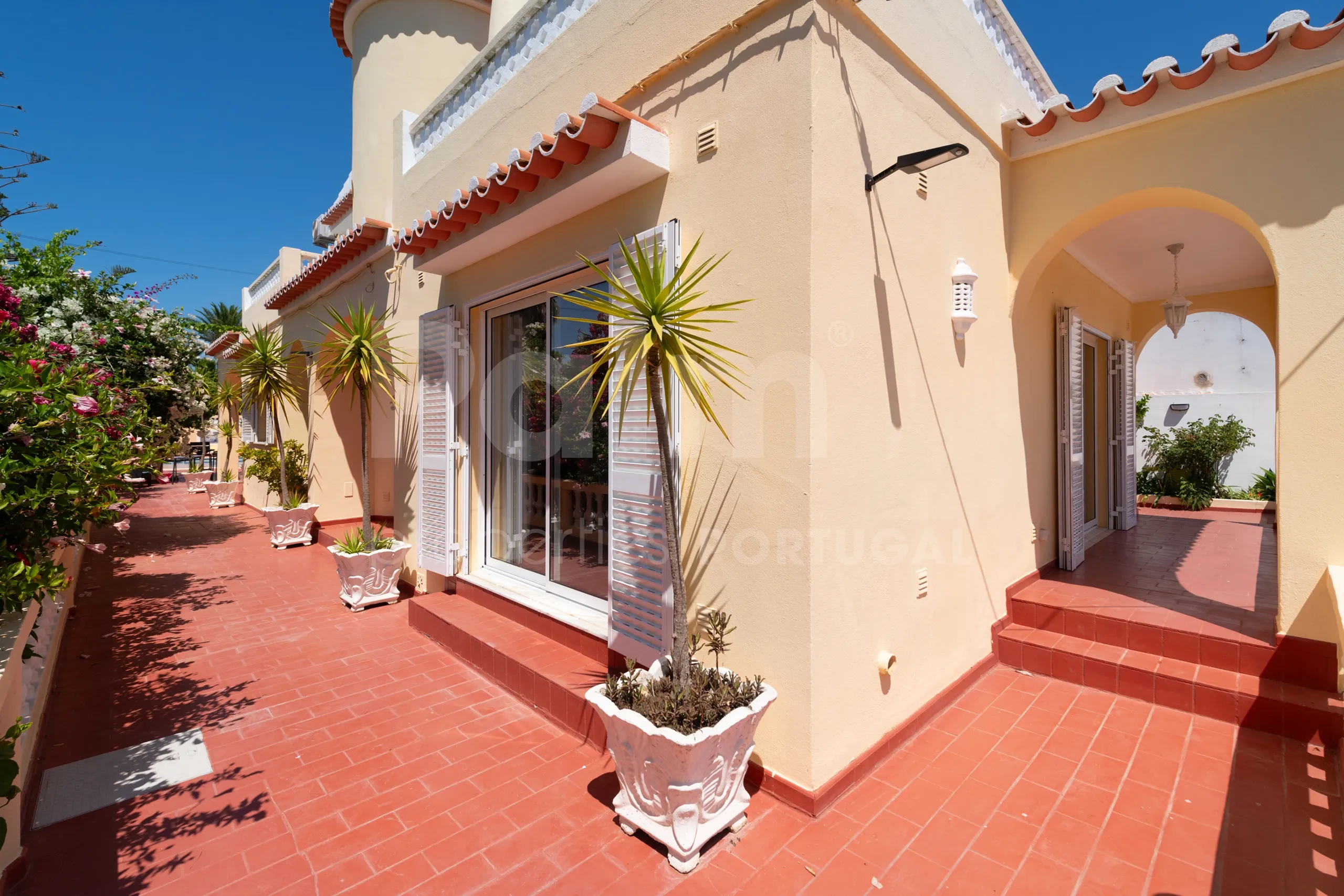 Contemporary 4-Bedroom Villa with Pool and Garden in Algarve's Lagoa - View image 54 of 61