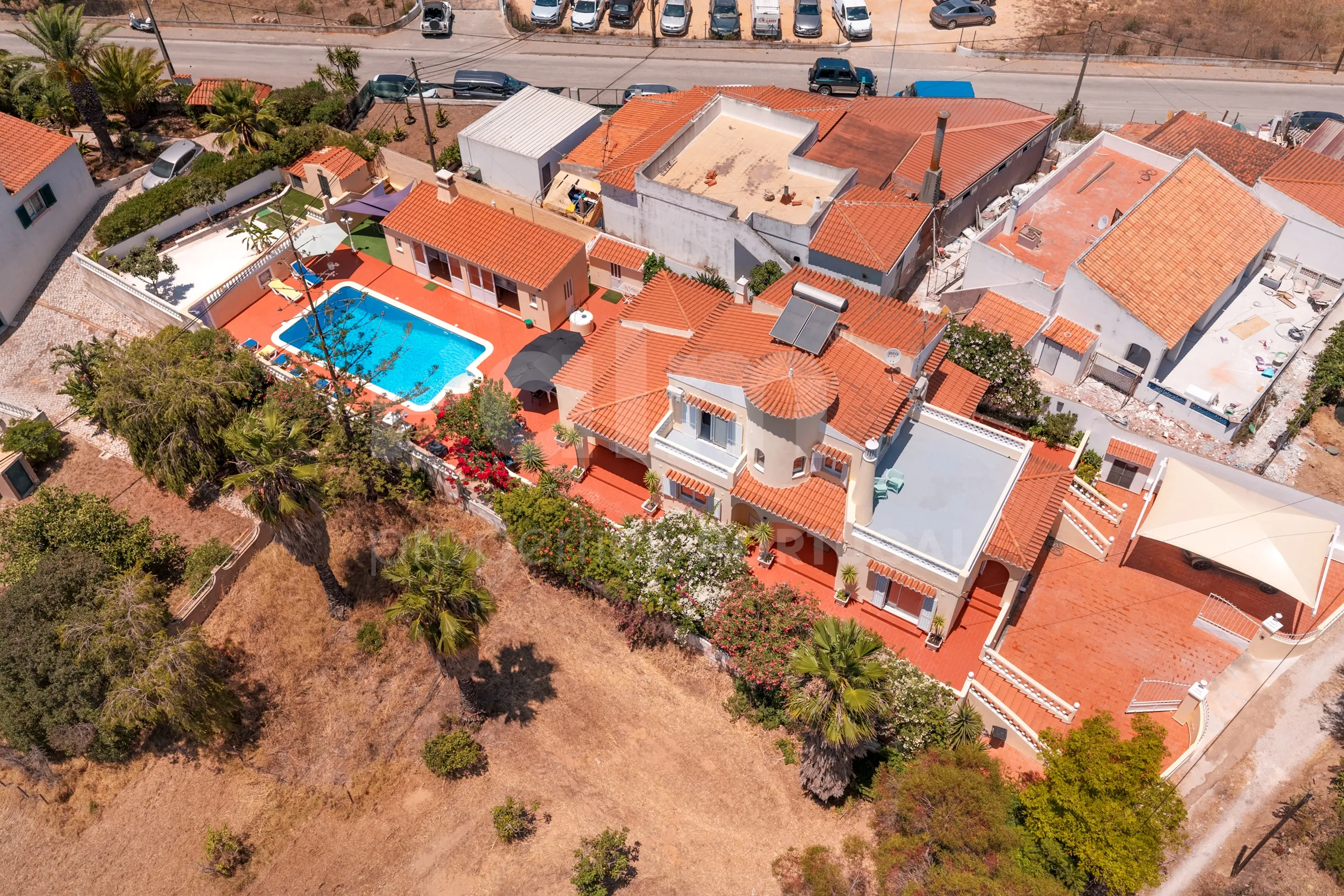 Contemporary 4-Bedroom Villa with Pool and Garden in Algarve's Lagoa - View image 58 of 61