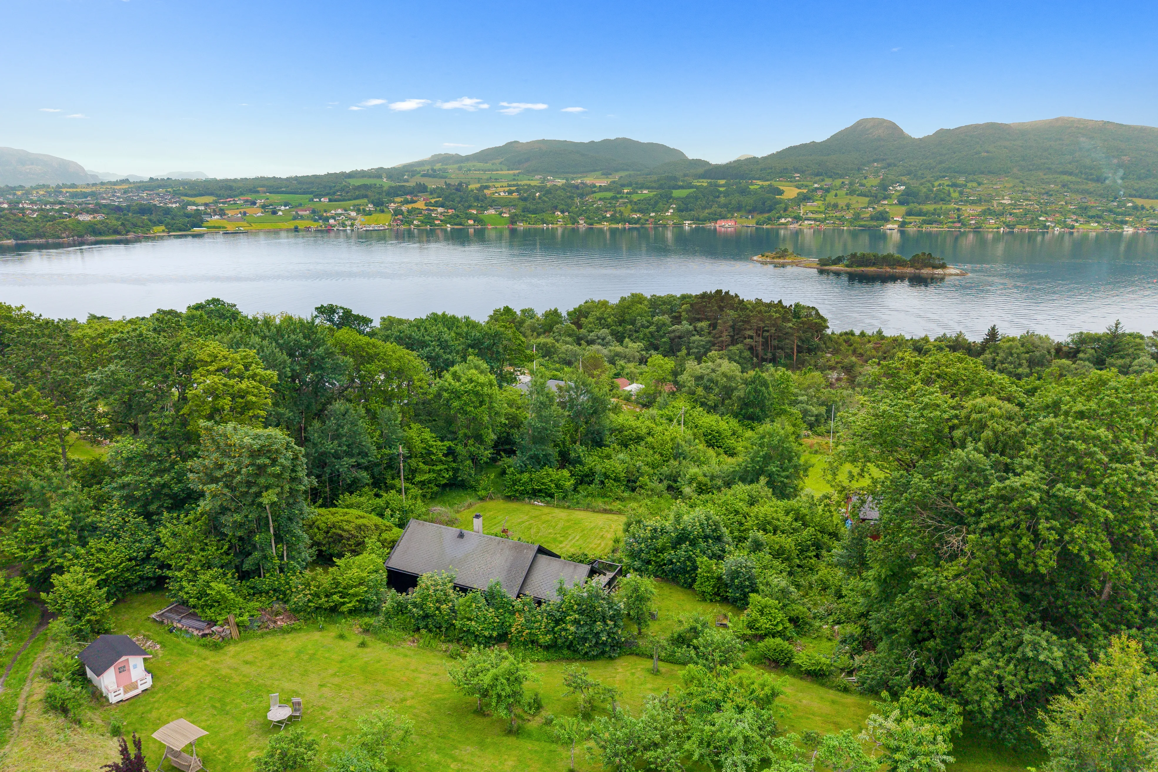 1990s Norwegian Cabin with Expansive Garden and Mooring Access - Image 2