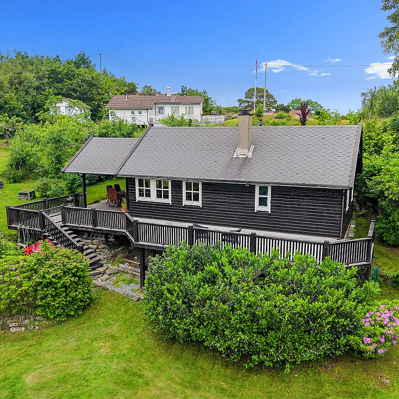 1990s Norwegian Cabin with Expansive Garden and Mooring Access