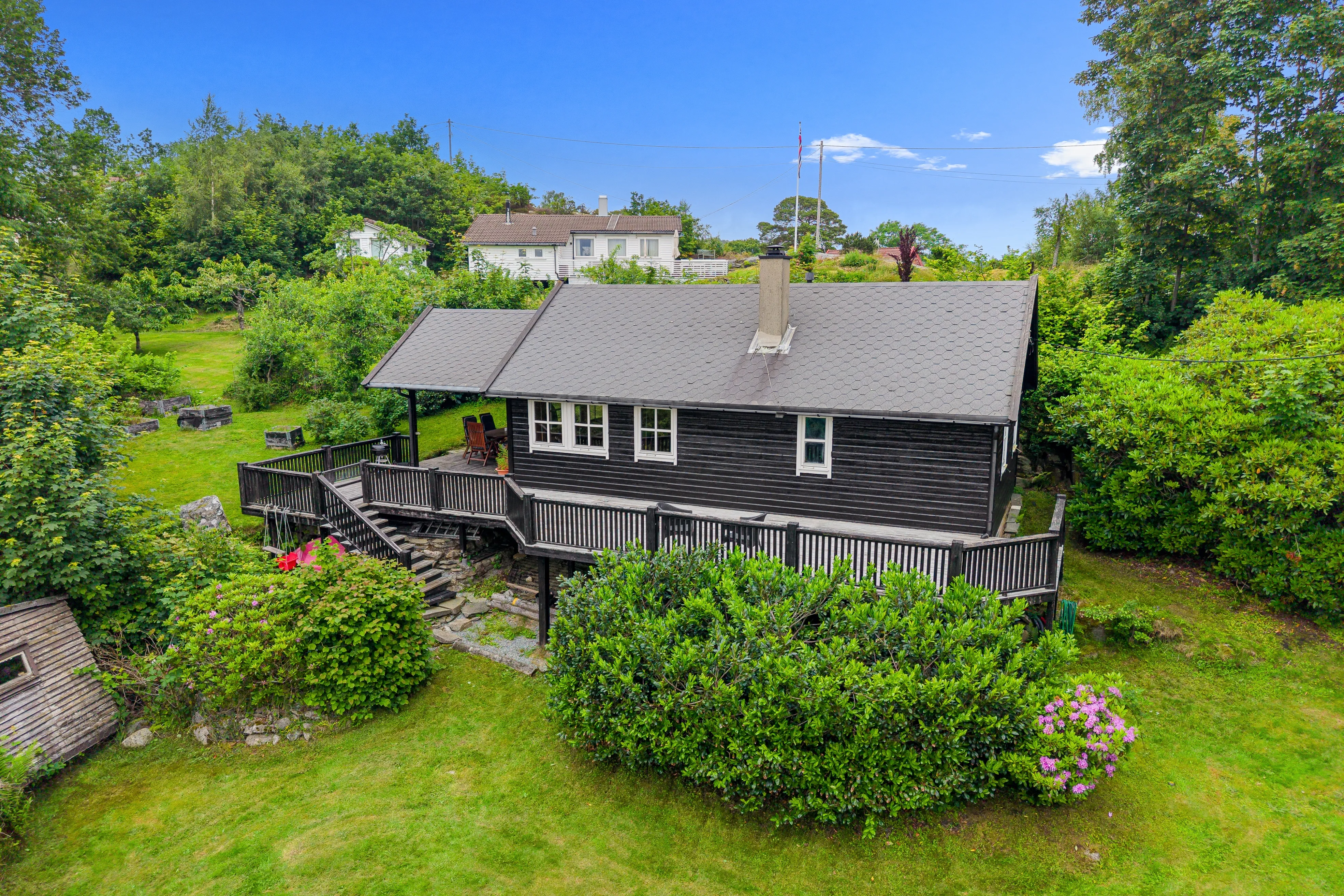 1990s Norwegian Cabin with Expansive Garden and Mooring Access - Image 1