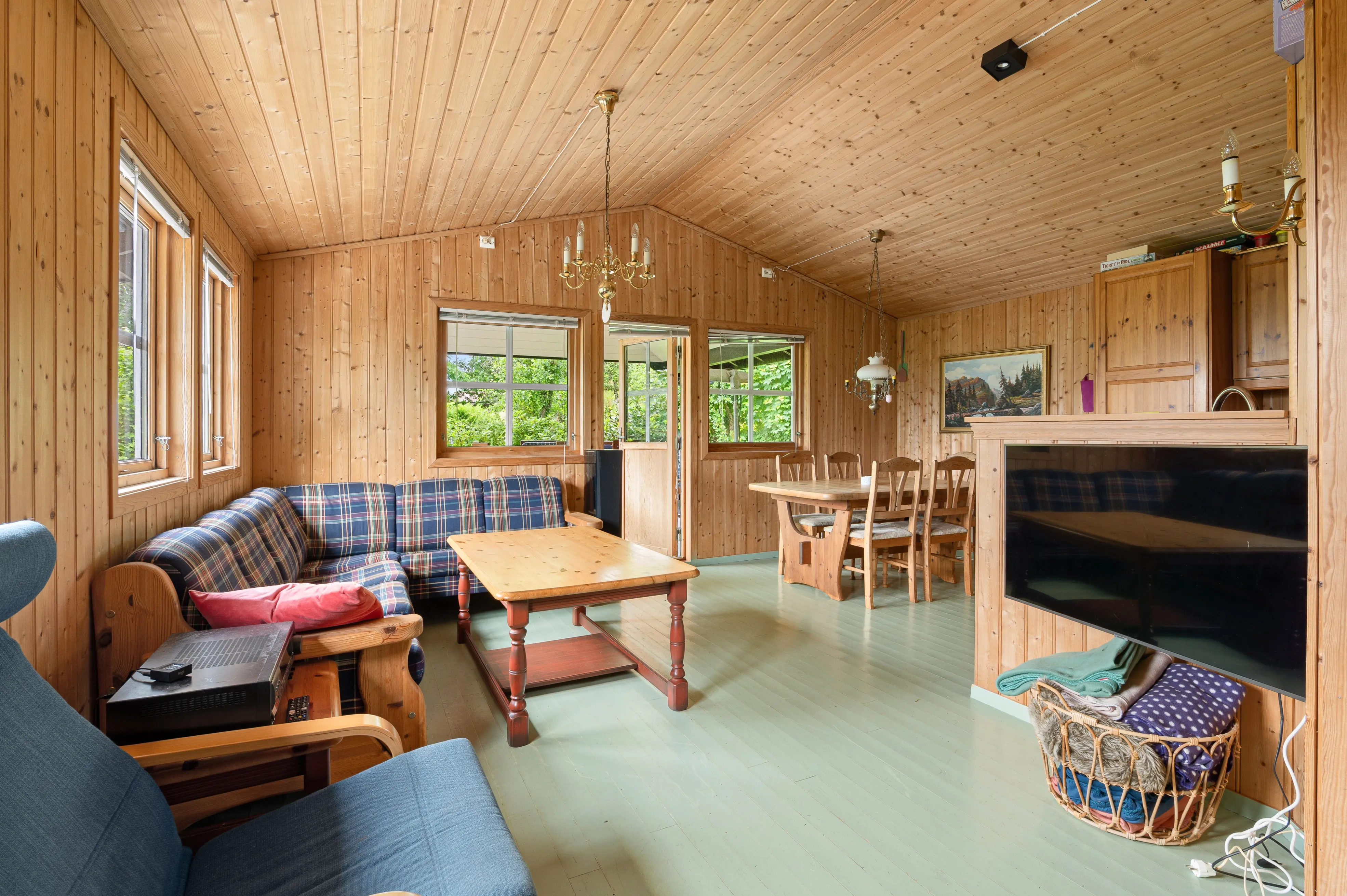 1990s Norwegian Cabin with Expansive Garden and Mooring Access - Image 3