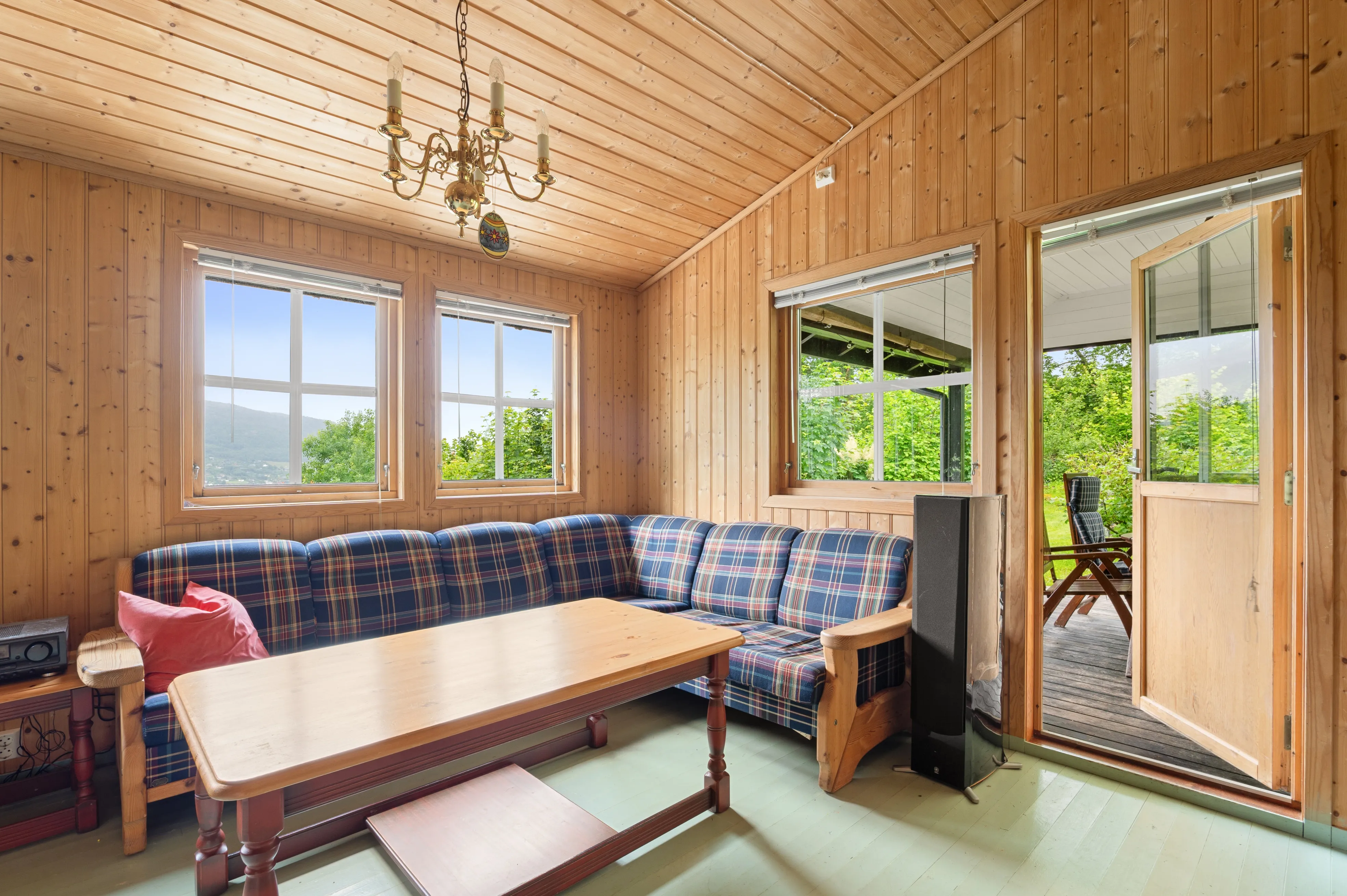 1990s Norwegian Cabin with Expansive Garden and Mooring Access - Image 4