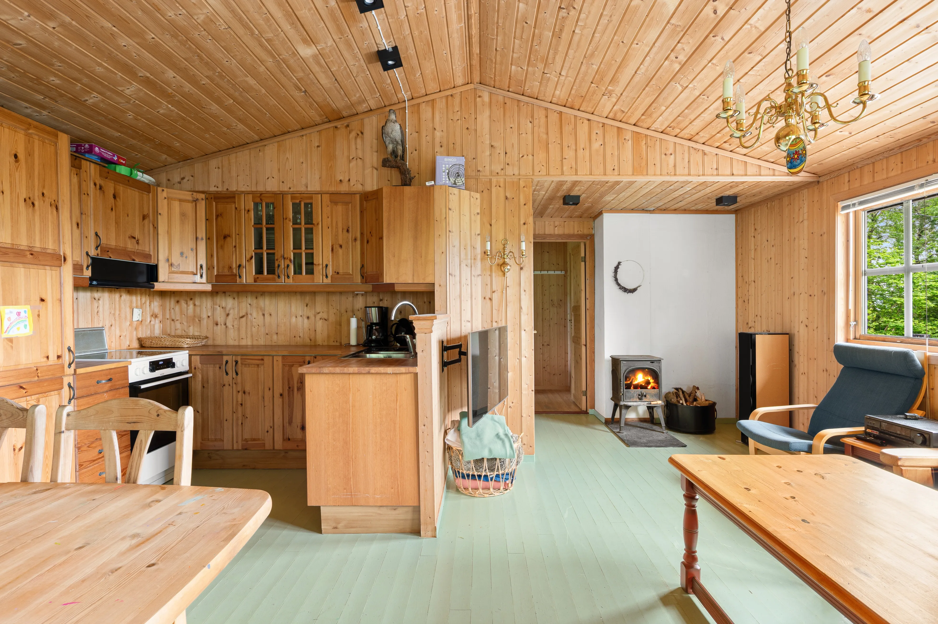 1990s Norwegian Cabin with Expansive Garden and Mooring Access - Image 5