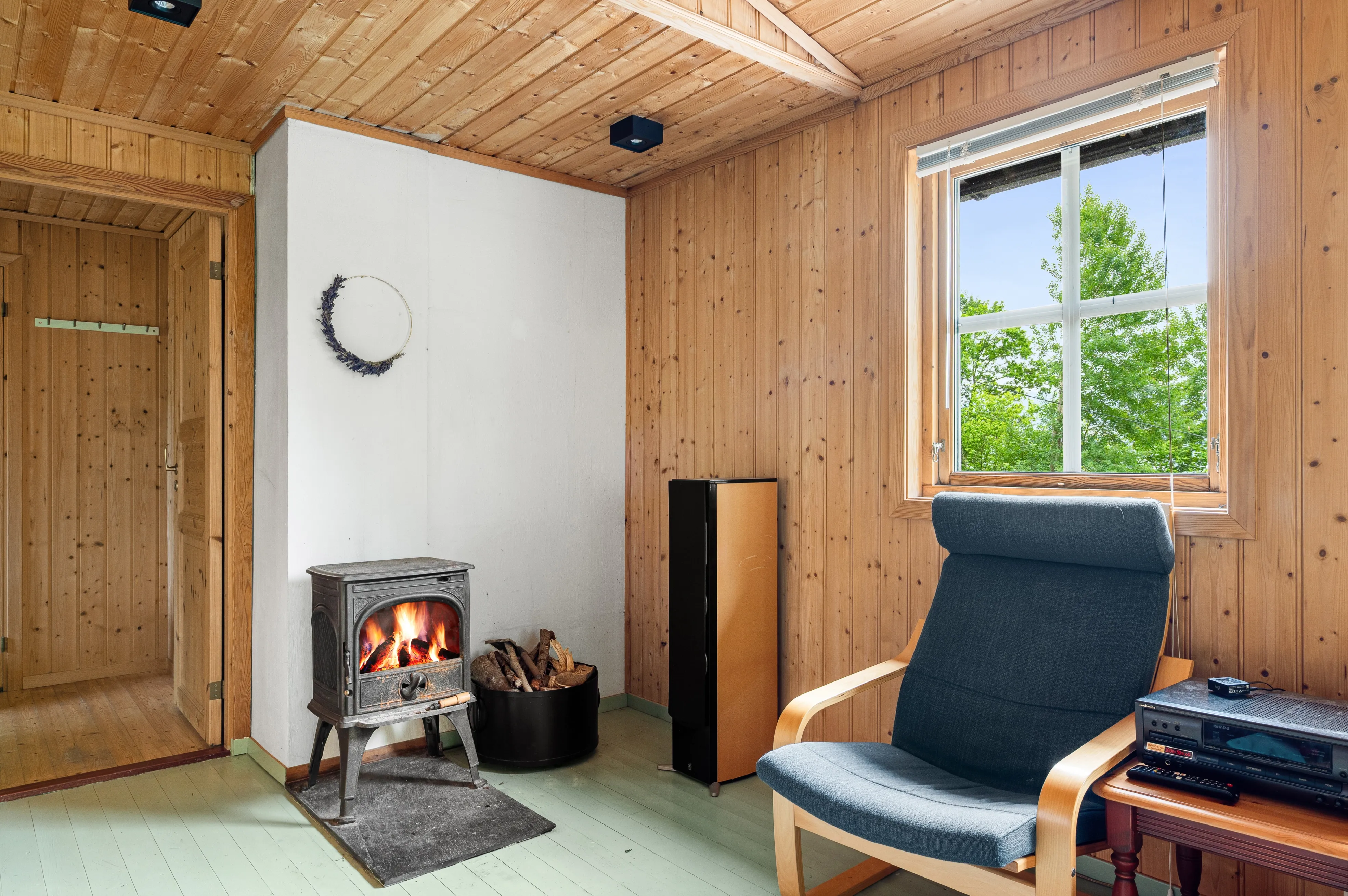 1990s Norwegian Cabin with Expansive Garden and Mooring Access - View image 6 of 39