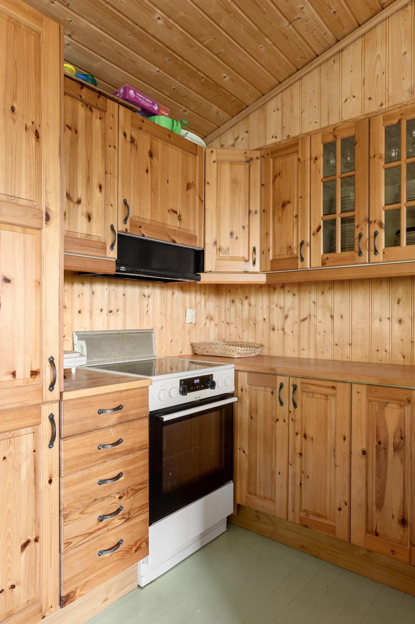 1990s Norwegian Cabin with Expansive Garden and Mooring Access - View image 8 of 39