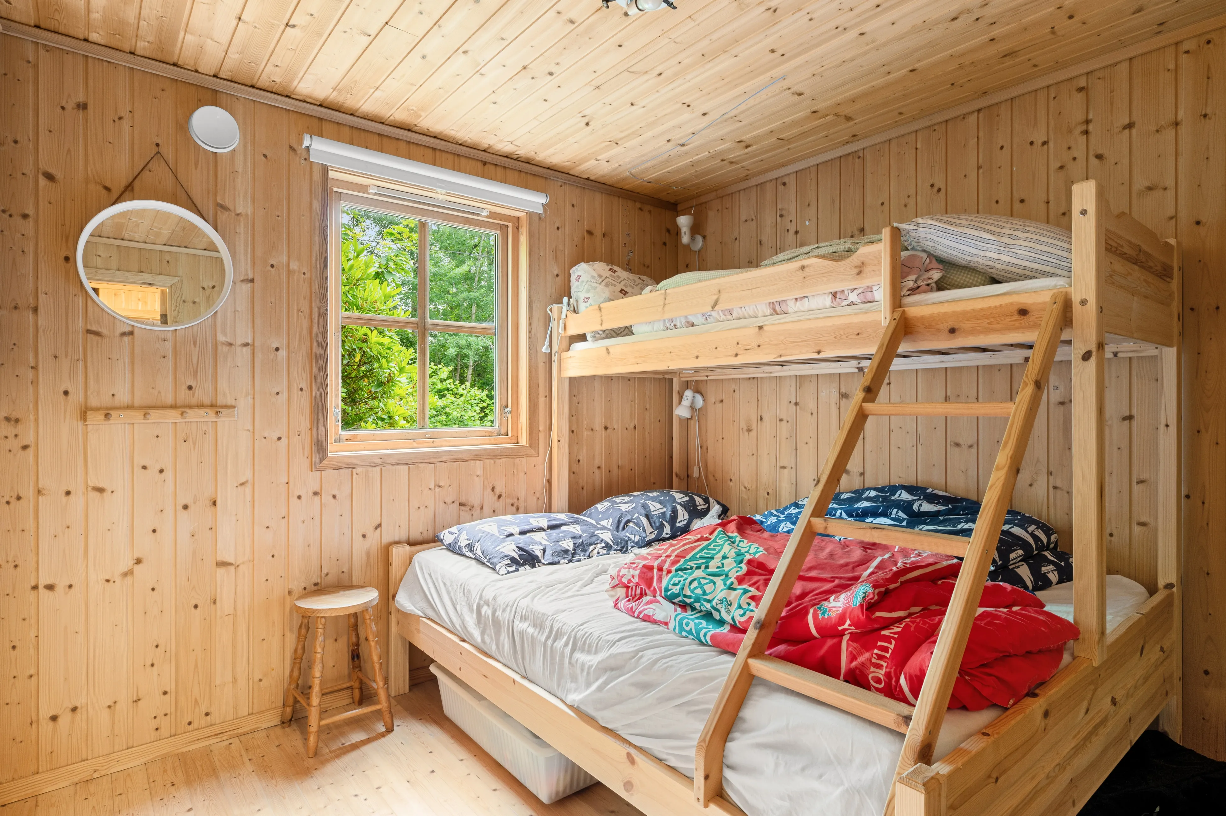 1990s Norwegian Cabin with Expansive Garden and Mooring Access - View image 9 of 39