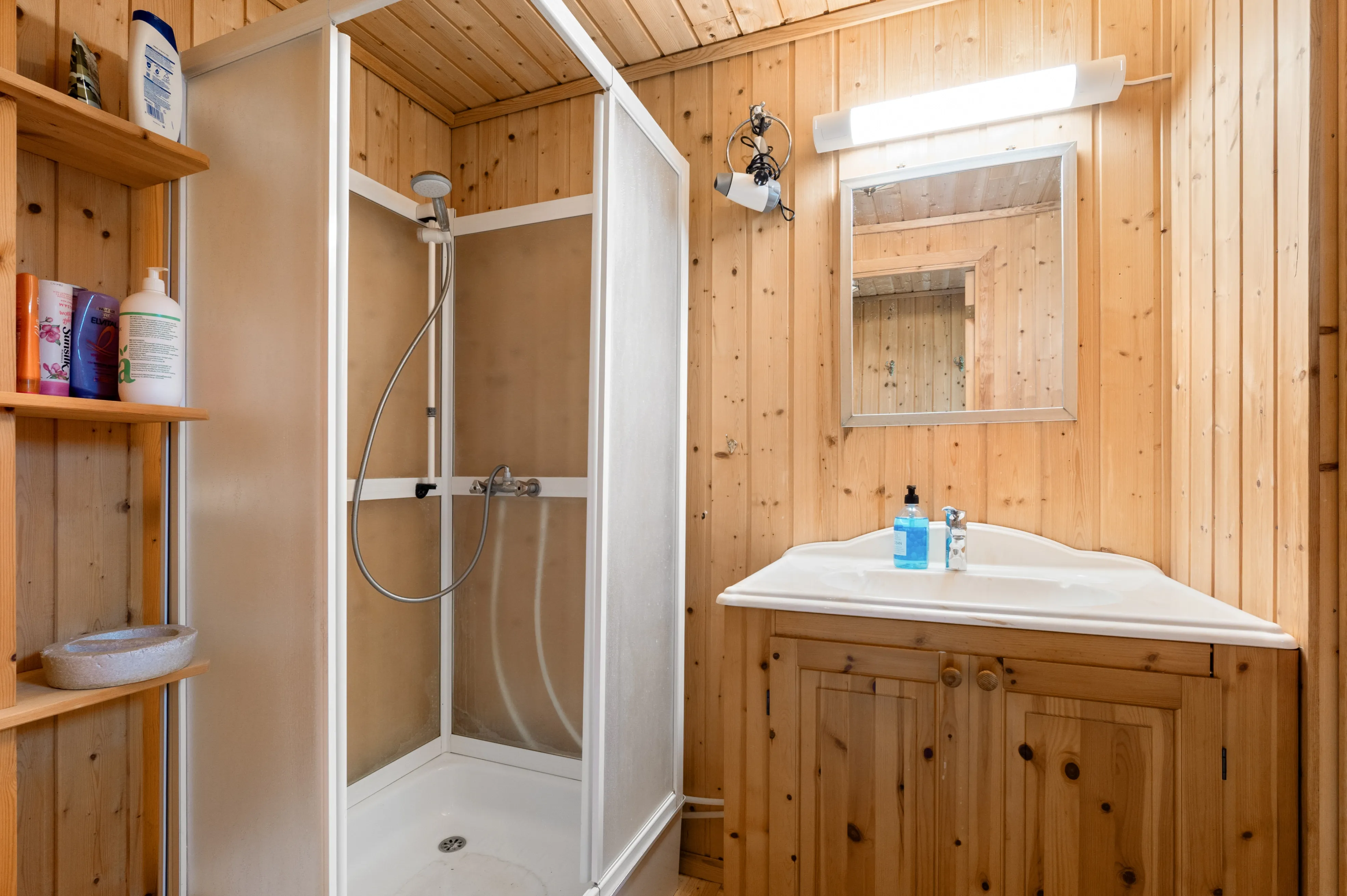 1990s Norwegian Cabin with Expansive Garden and Mooring Access - View image 10 of 39