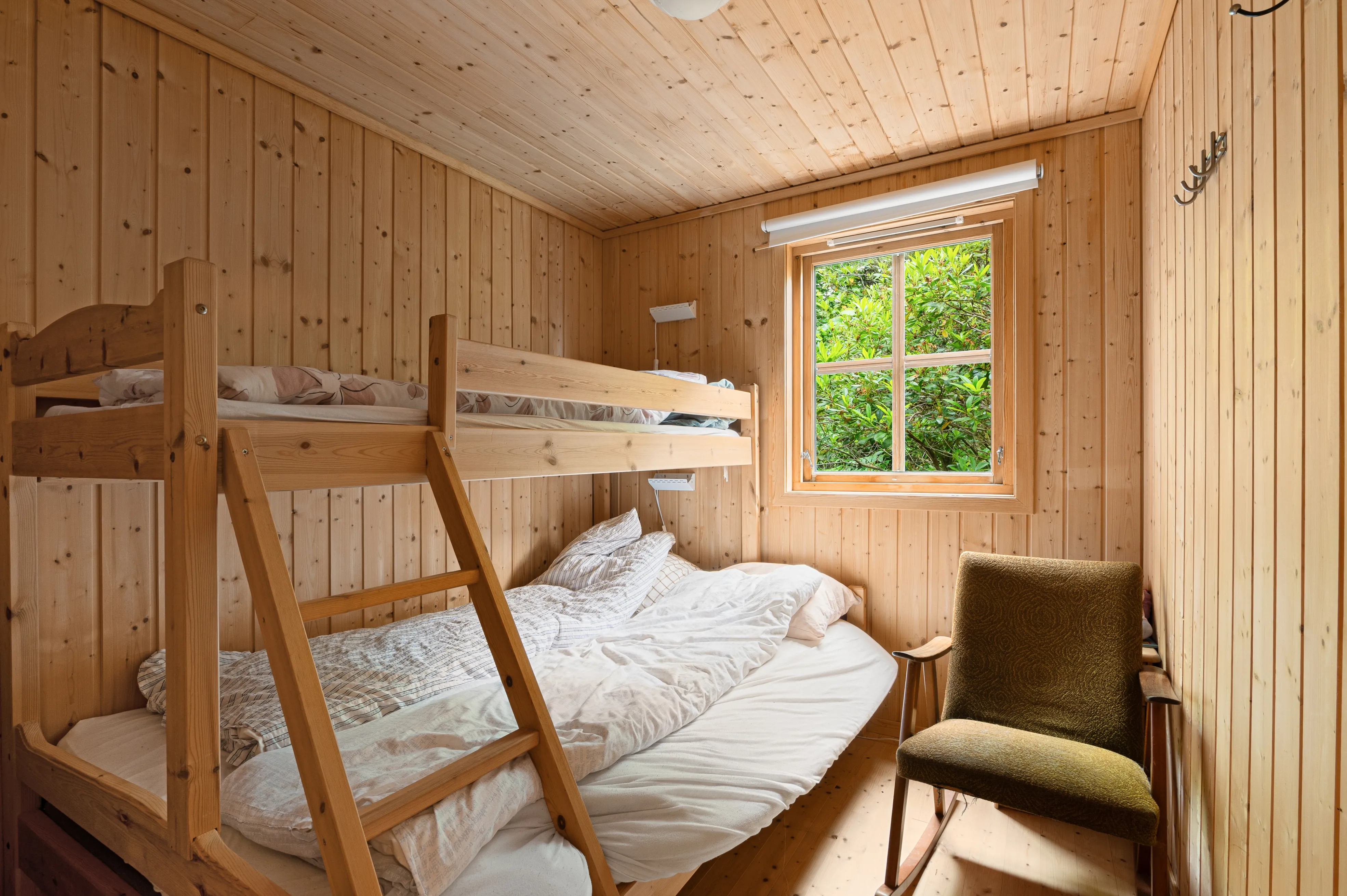 1990s Norwegian Cabin with Expansive Garden and Mooring Access - View image 12 of 39