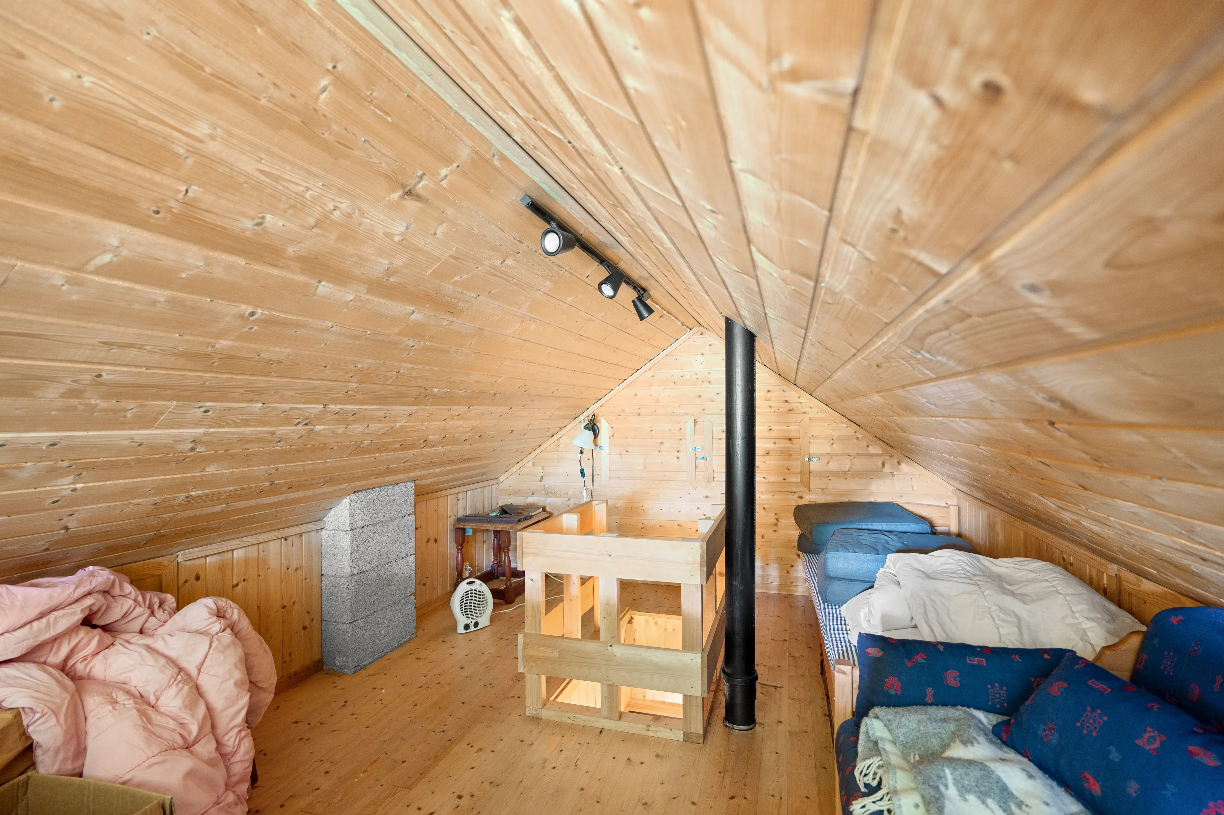 1990s Norwegian Cabin with Expansive Garden and Mooring Access - View image 14 of 39