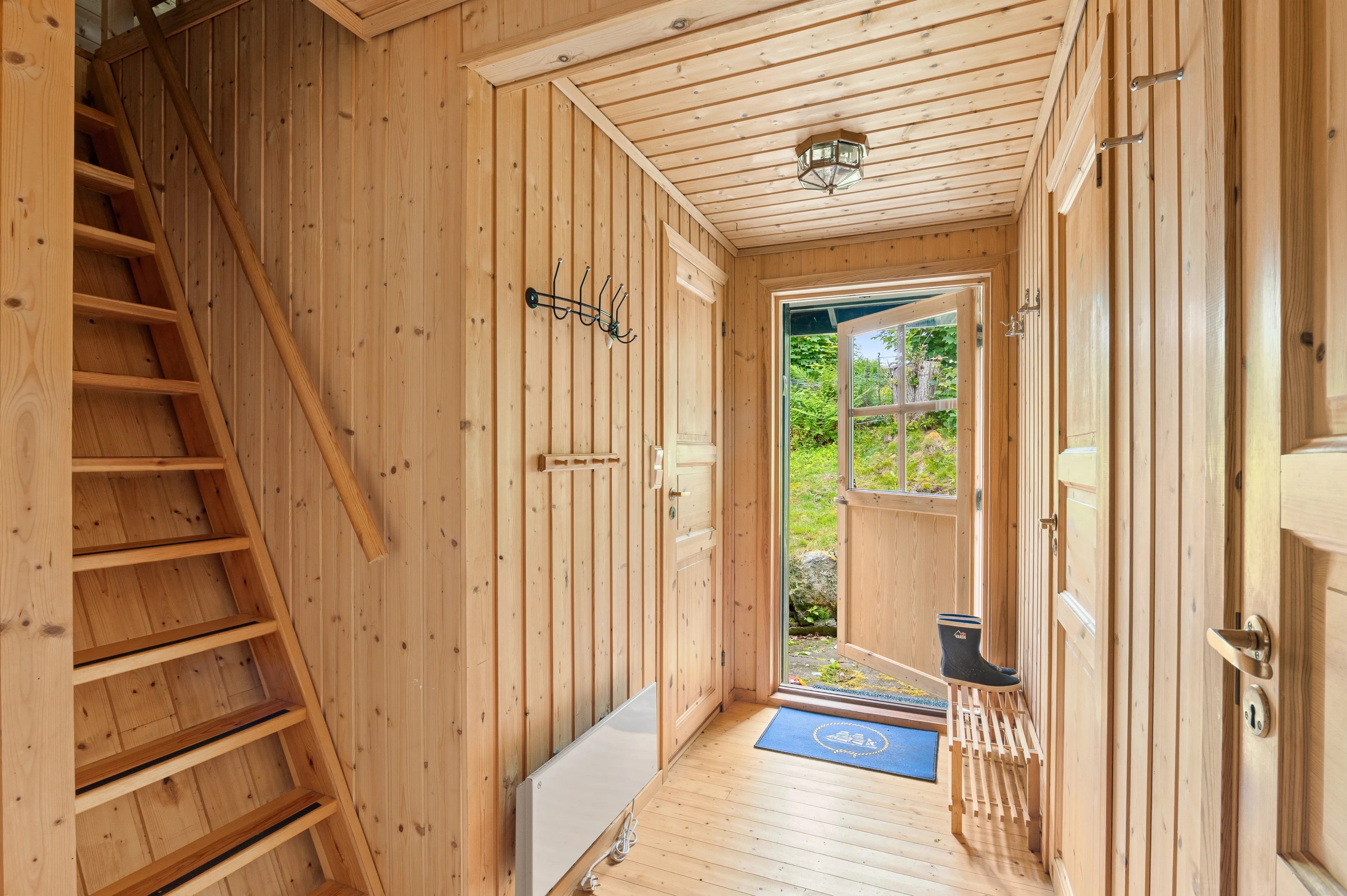 1990s Norwegian Cabin with Expansive Garden and Mooring Access - View image 15 of 39
