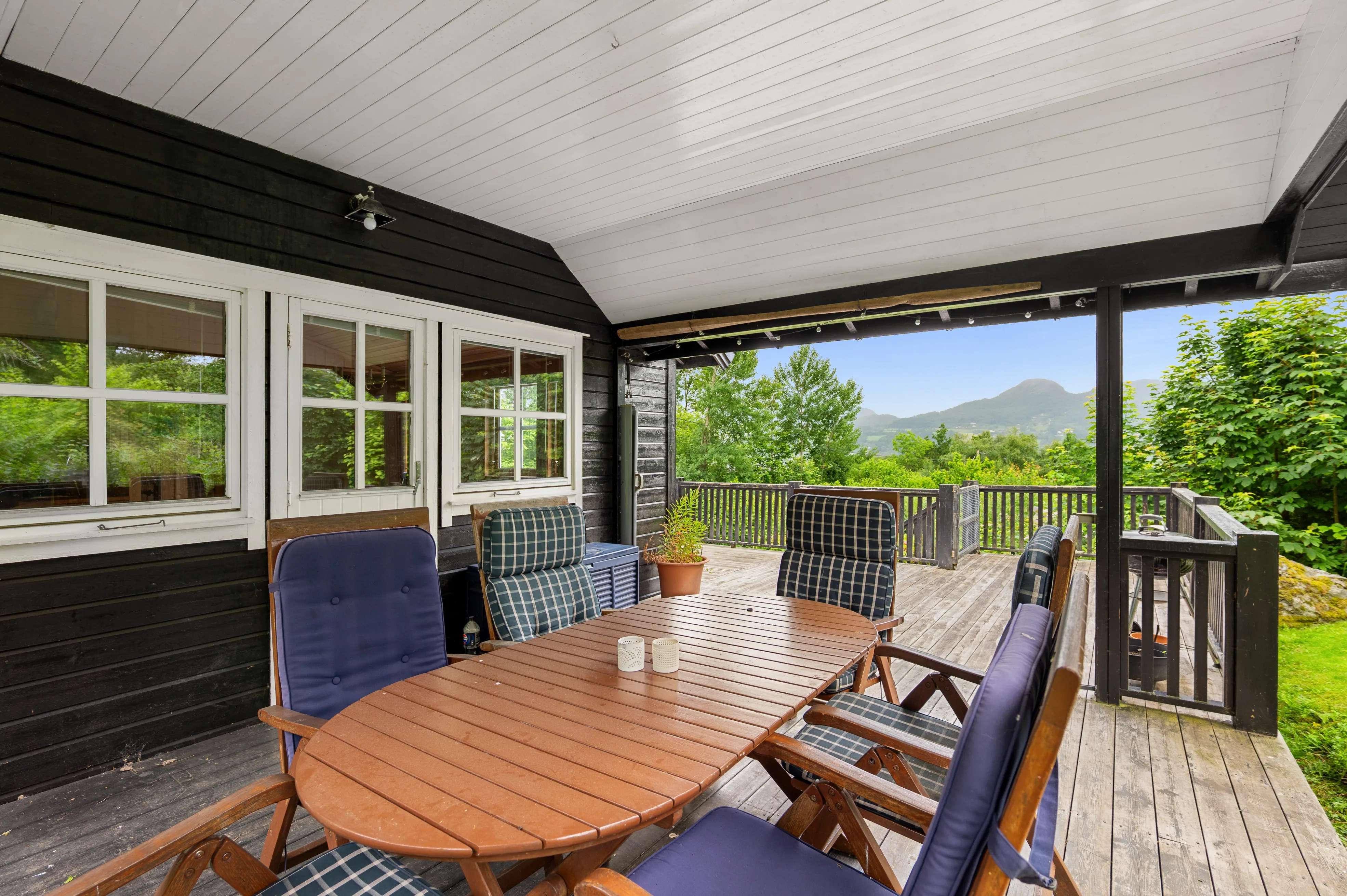 1990s Norwegian Cabin with Expansive Garden and Mooring Access - View image 16 of 39