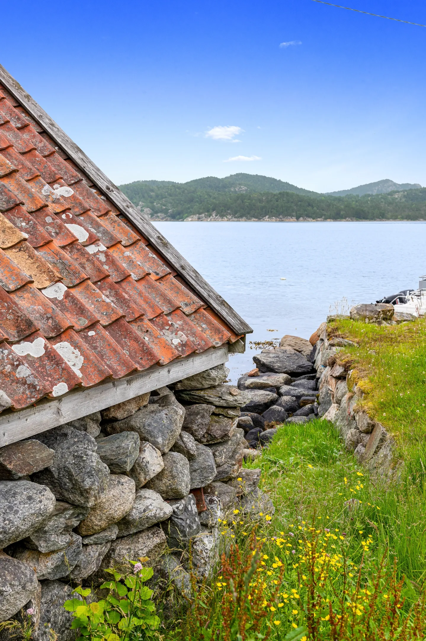 1990s Norwegian Cabin with Expansive Garden and Mooring Access - View image 35 of 39