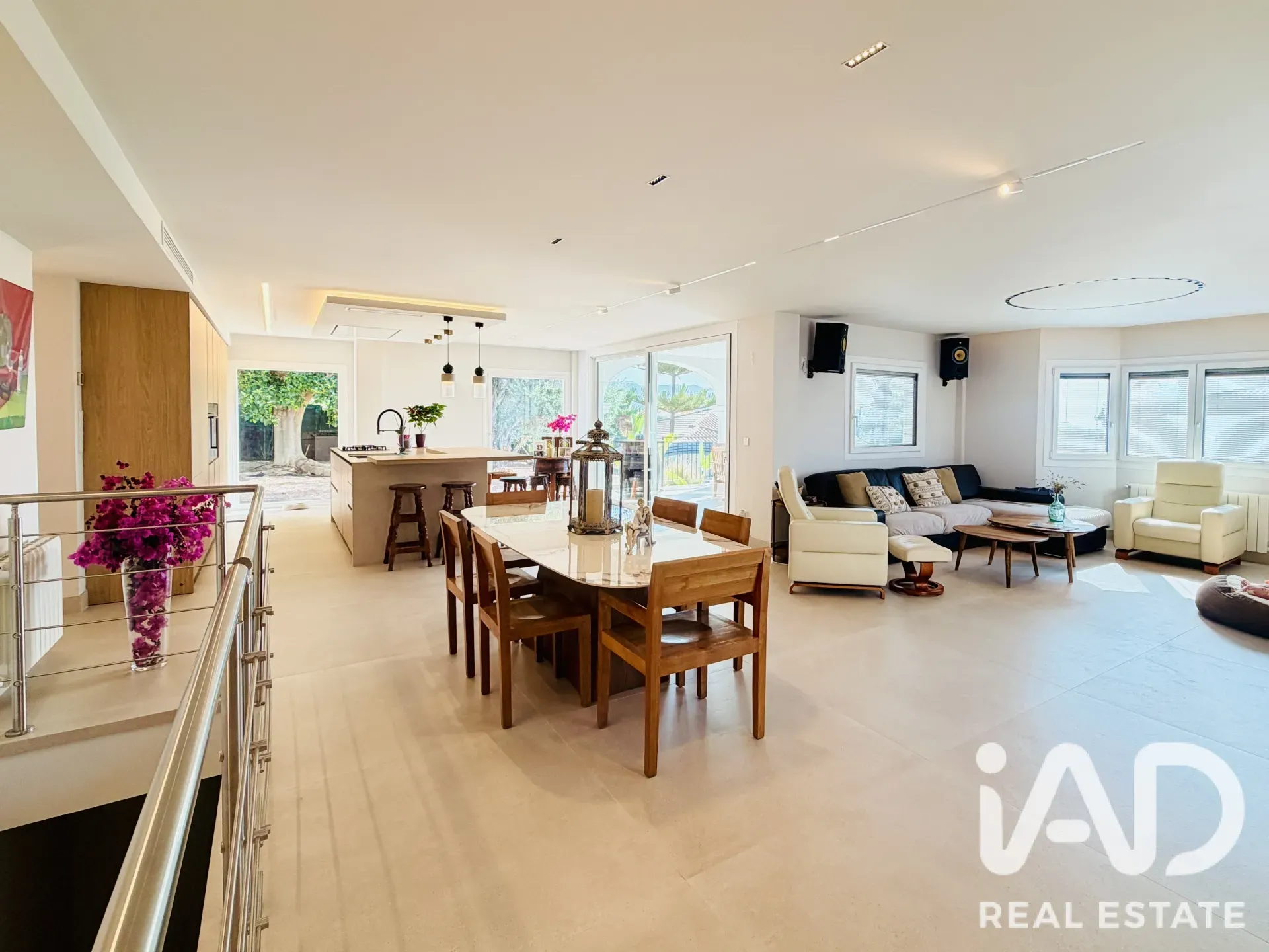 Contemporary 4-Bedroom Chalet with Pool and Garden in Mutxamel, Spain - View image 7 of 26