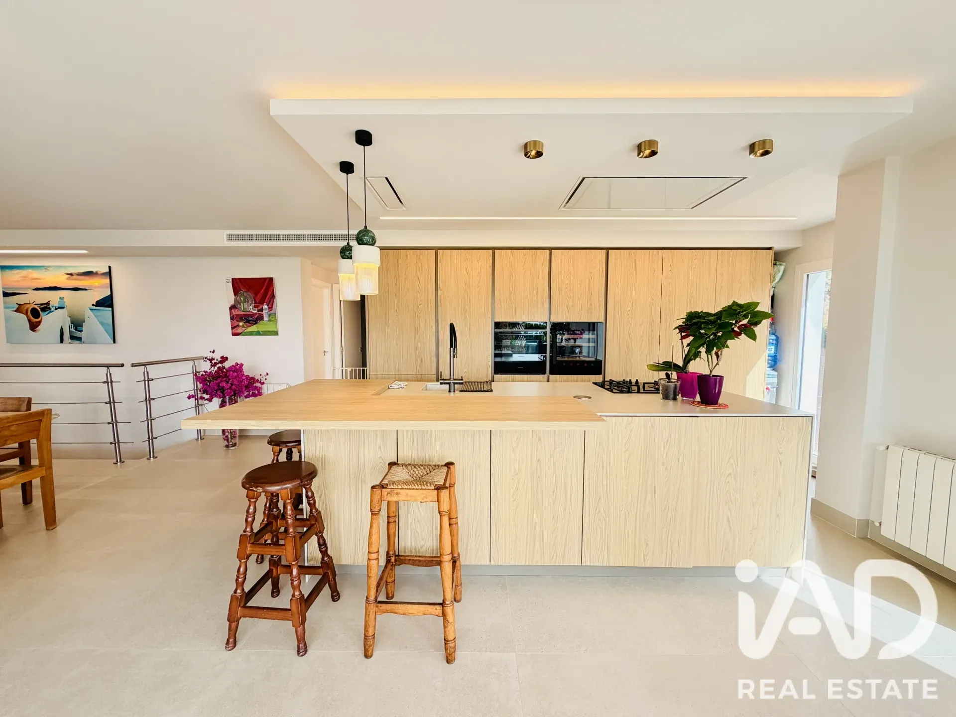 Contemporary 4-Bedroom Chalet with Pool and Garden in Mutxamel, Spain - View image 8 of 26