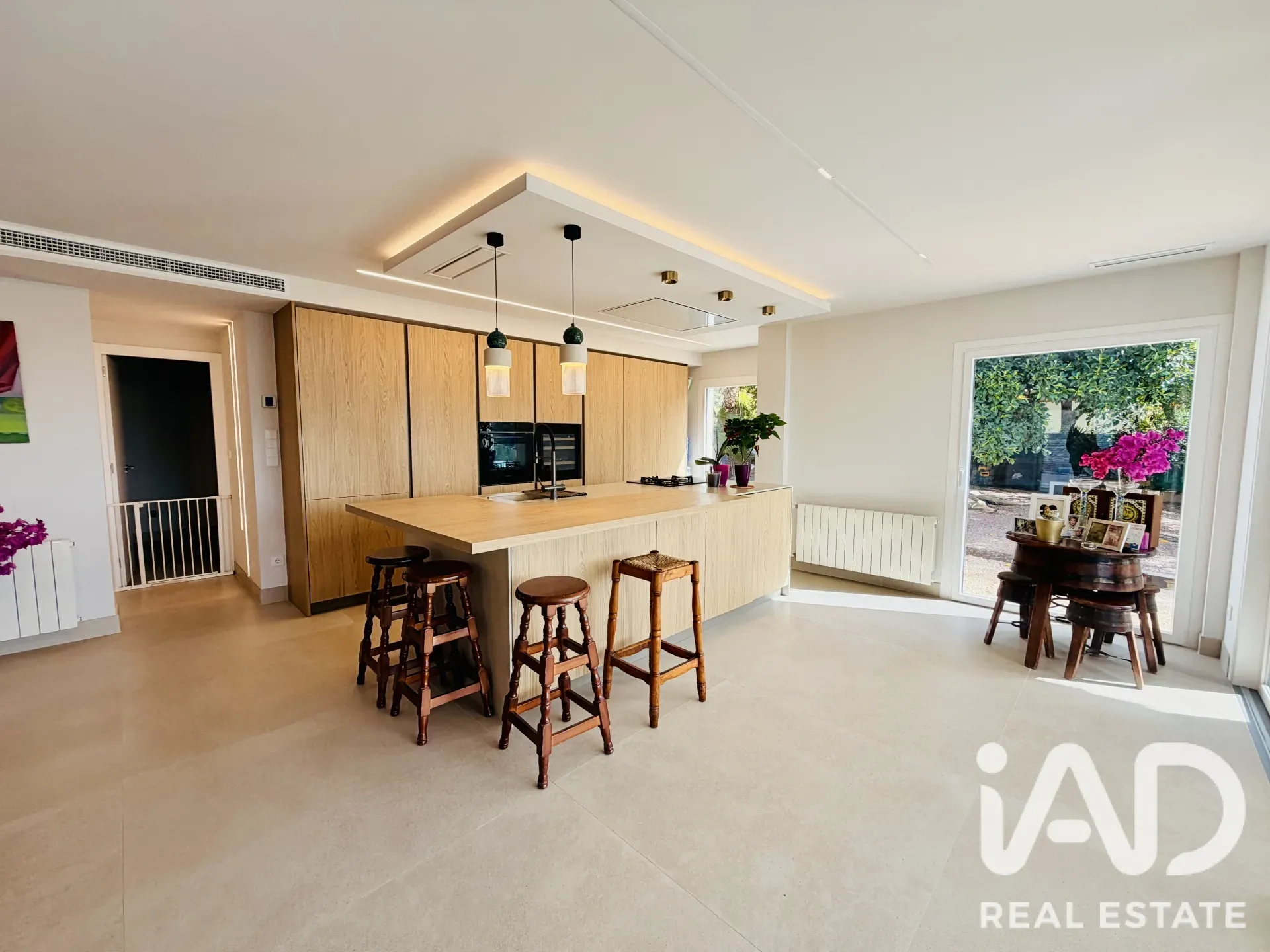 Contemporary 4-Bedroom Chalet with Pool and Garden in Mutxamel, Spain - View image 9 of 26