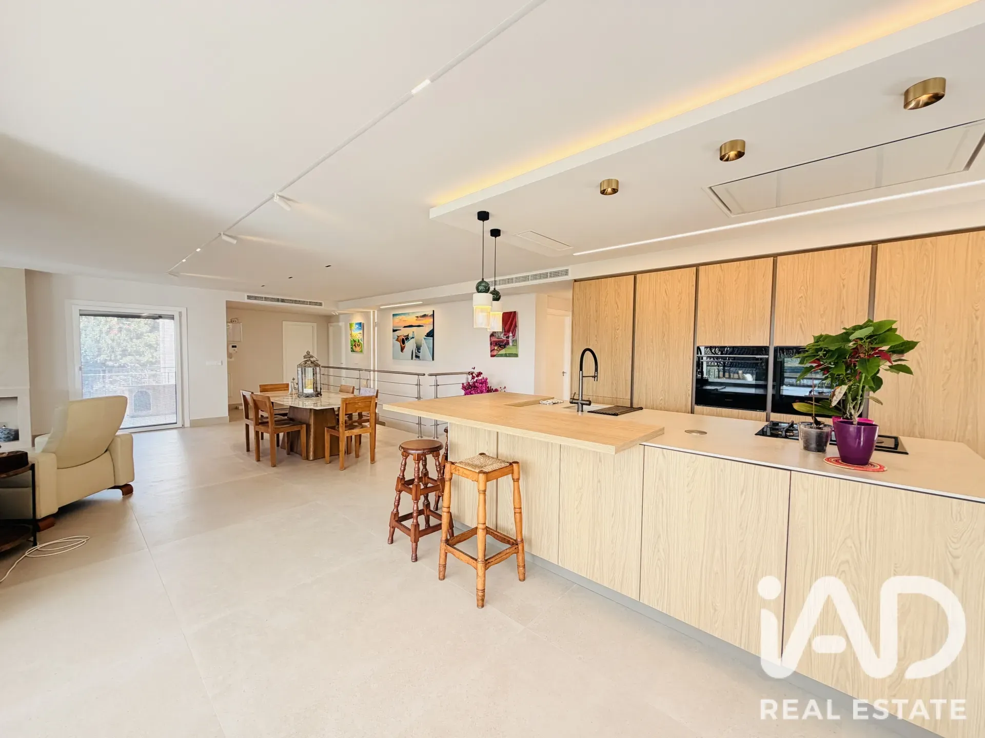 Contemporary 4-Bedroom Chalet with Pool and Garden in Mutxamel, Spain - View image 10 of 26
