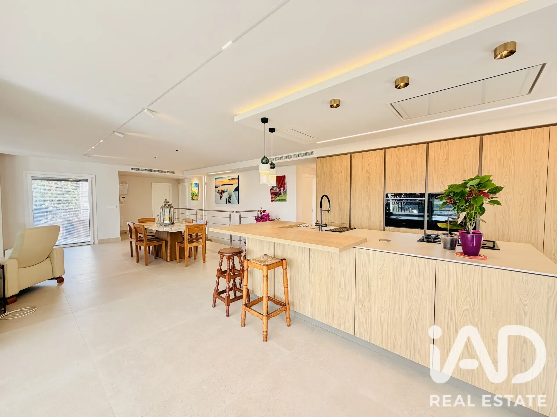 Contemporary 4-Bedroom Chalet with Pool and Garden in Mutxamel, Spain - View image 11 of 26