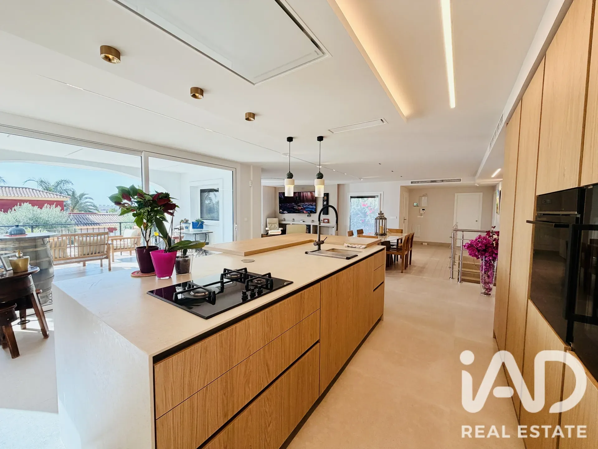 Contemporary 4-Bedroom Chalet with Pool and Garden in Mutxamel, Spain - View image 12 of 26