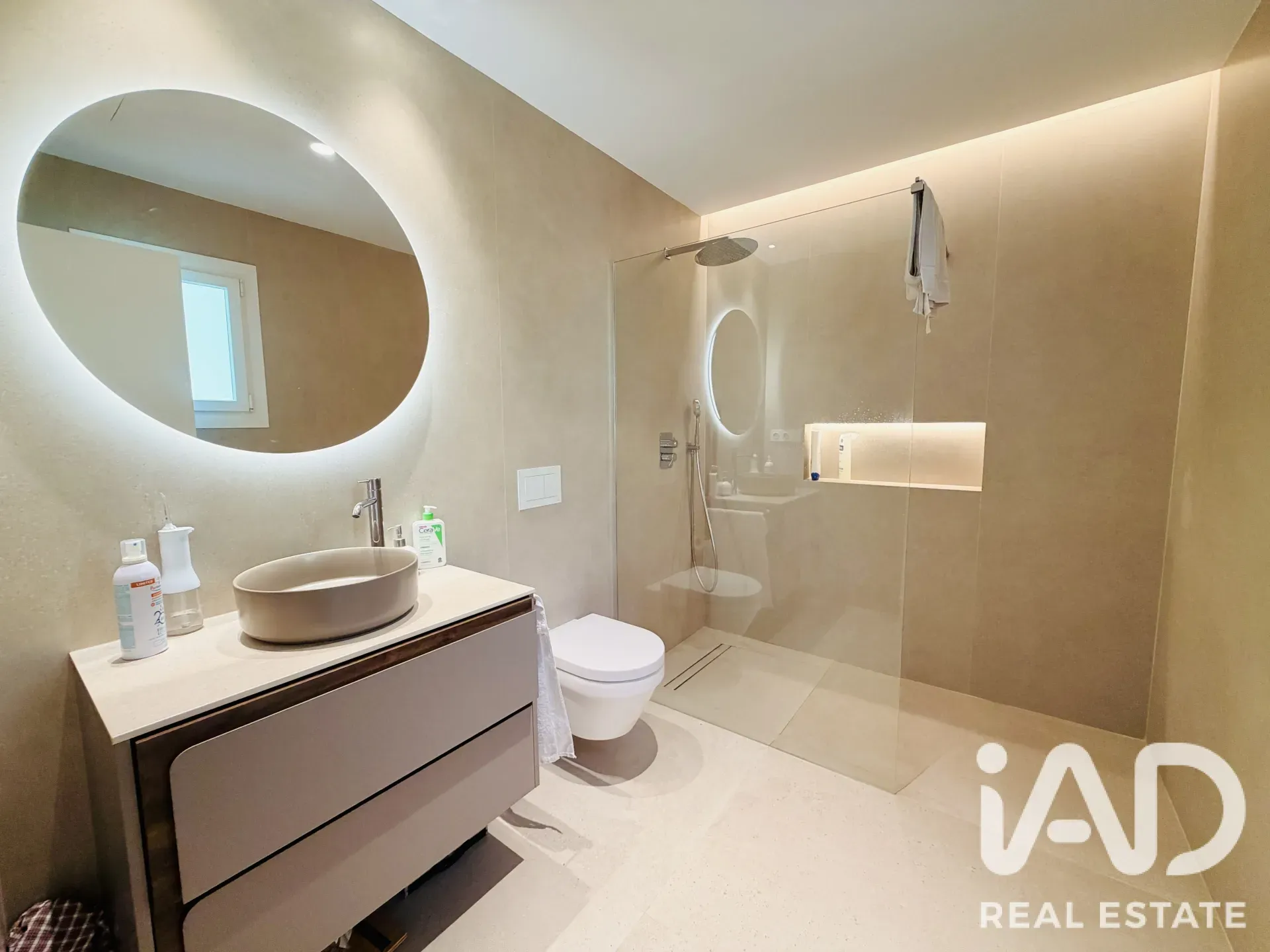 Contemporary 4-Bedroom Chalet with Pool and Garden in Mutxamel, Spain - View image 16 of 26