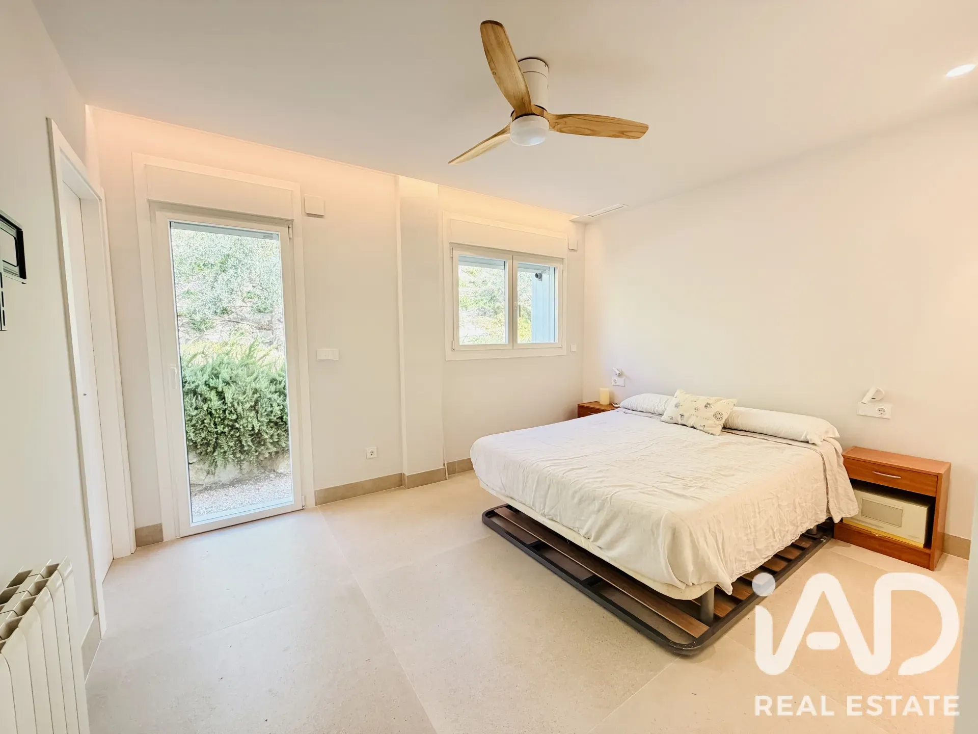 Contemporary 4-Bedroom Chalet with Pool and Garden in Mutxamel, Spain - View image 17 of 26