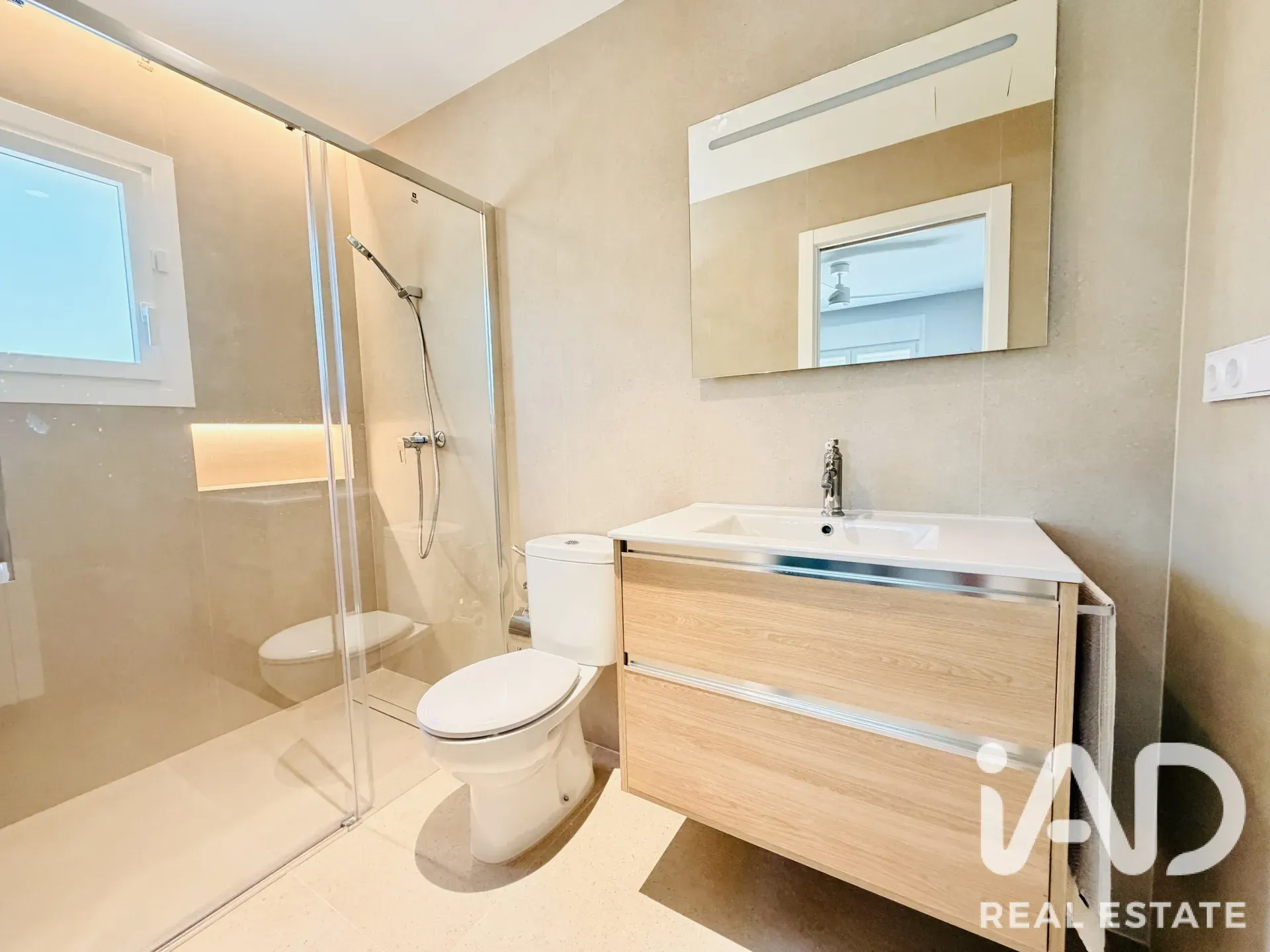 Contemporary 4-Bedroom Chalet with Pool and Garden in Mutxamel, Spain - View image 20 of 26