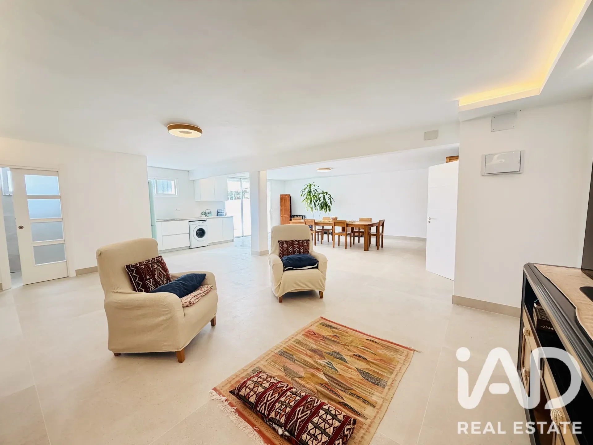 Contemporary 4-Bedroom Chalet with Pool and Garden in Mutxamel, Spain - View image 21 of 26