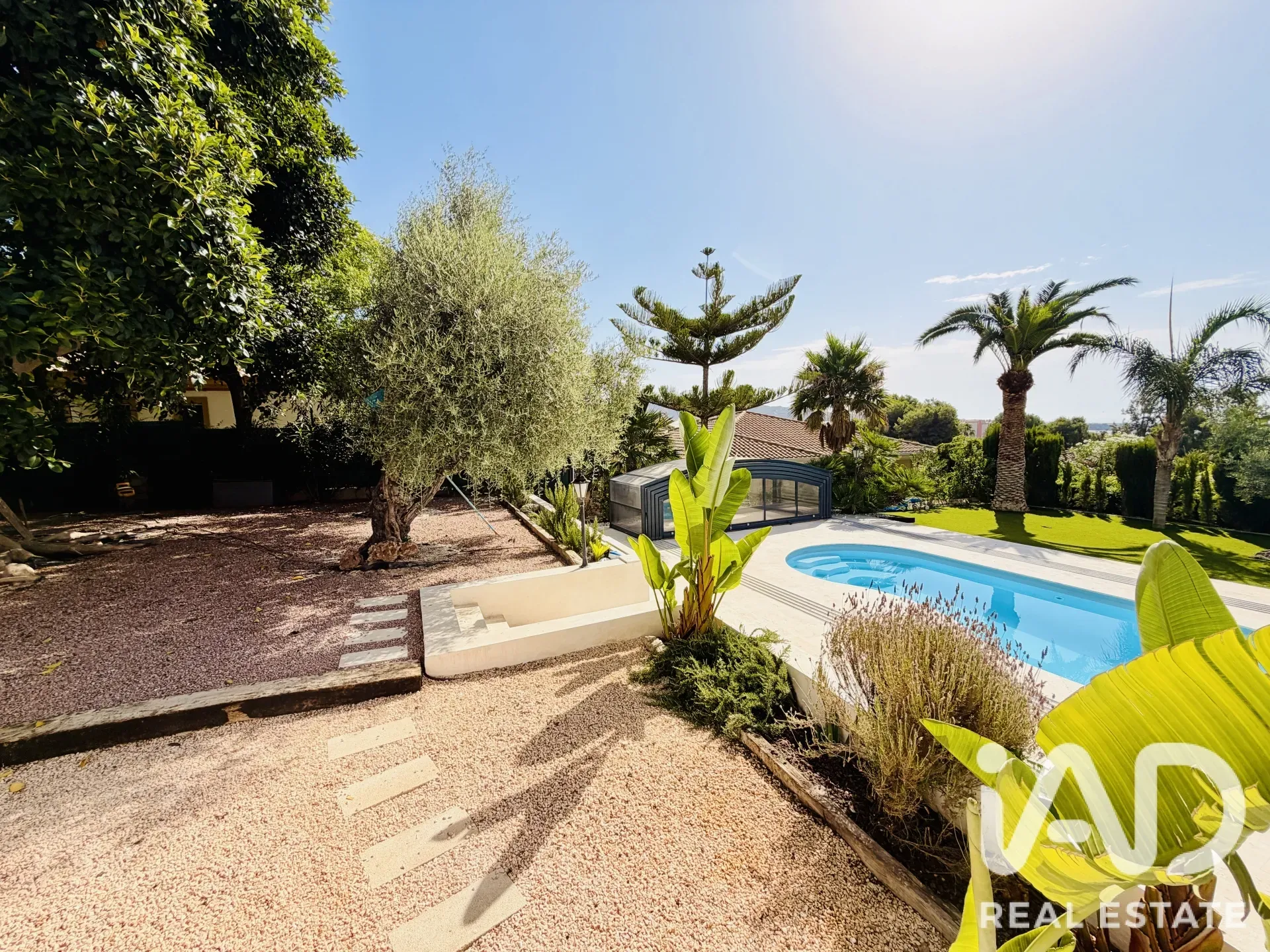 Contemporary 4-Bedroom Chalet with Pool and Garden in Mutxamel, Spain - View image 22 of 26