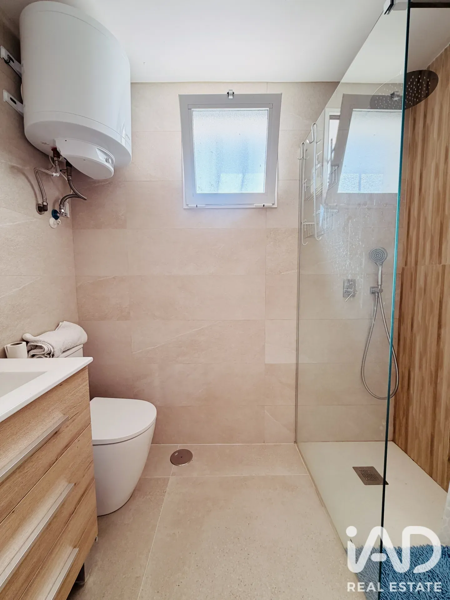 Contemporary 4-Bedroom Chalet with Pool and Garden in Mutxamel, Spain - View image 24 of 26