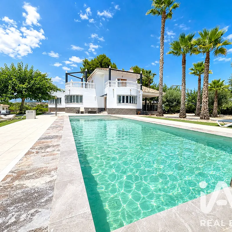Spacious 6-Bedroom Villa with Pool and Gardens in Cehegín, Spain
