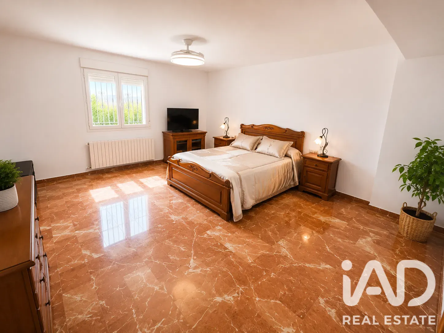 Spacious 6-Bedroom Villa with Pool and Gardens in Cehegín, Spain - Image 3