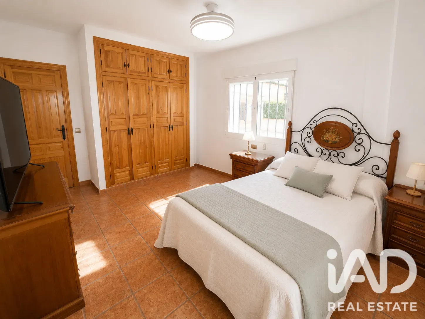 Spacious 6-Bedroom Villa with Pool and Gardens in Cehegín, Spain - Image 4