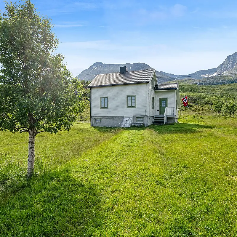 1940s Coastal Retreat with Expansive Lot in Vannvåg, Norway