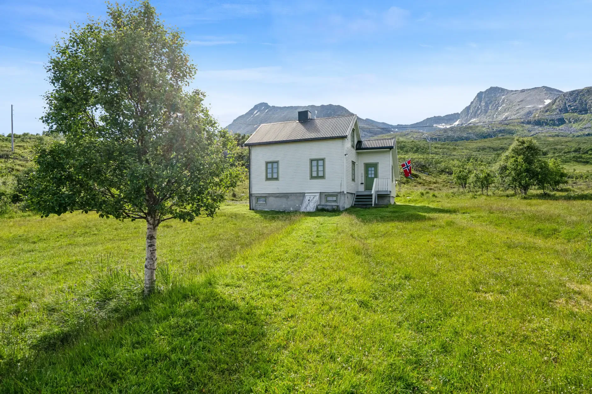 1940s Coastal Retreat with Expansive Lot in Vannvåg, Norway - Image 1