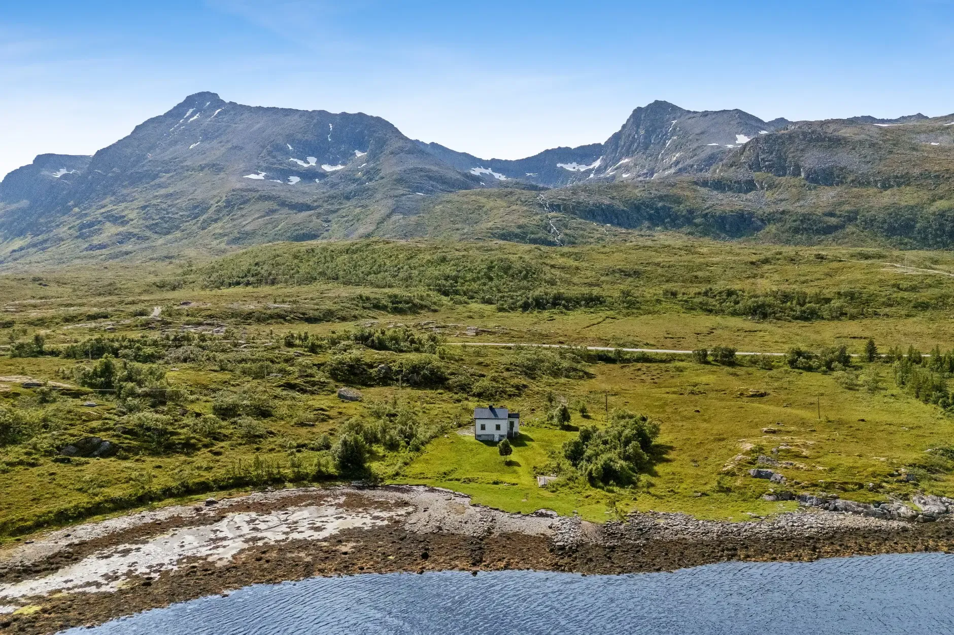 1940s Coastal Retreat with Expansive Lot in Vannvåg, Norway - Image 2