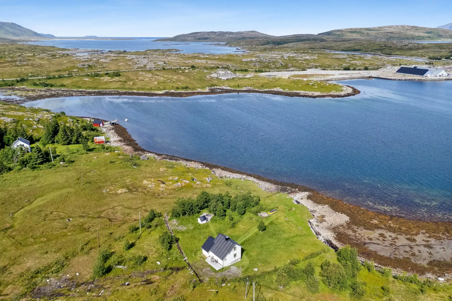 1940s Coastal Retreat with Expansive Lot in Vannvåg, Norway - Image 3