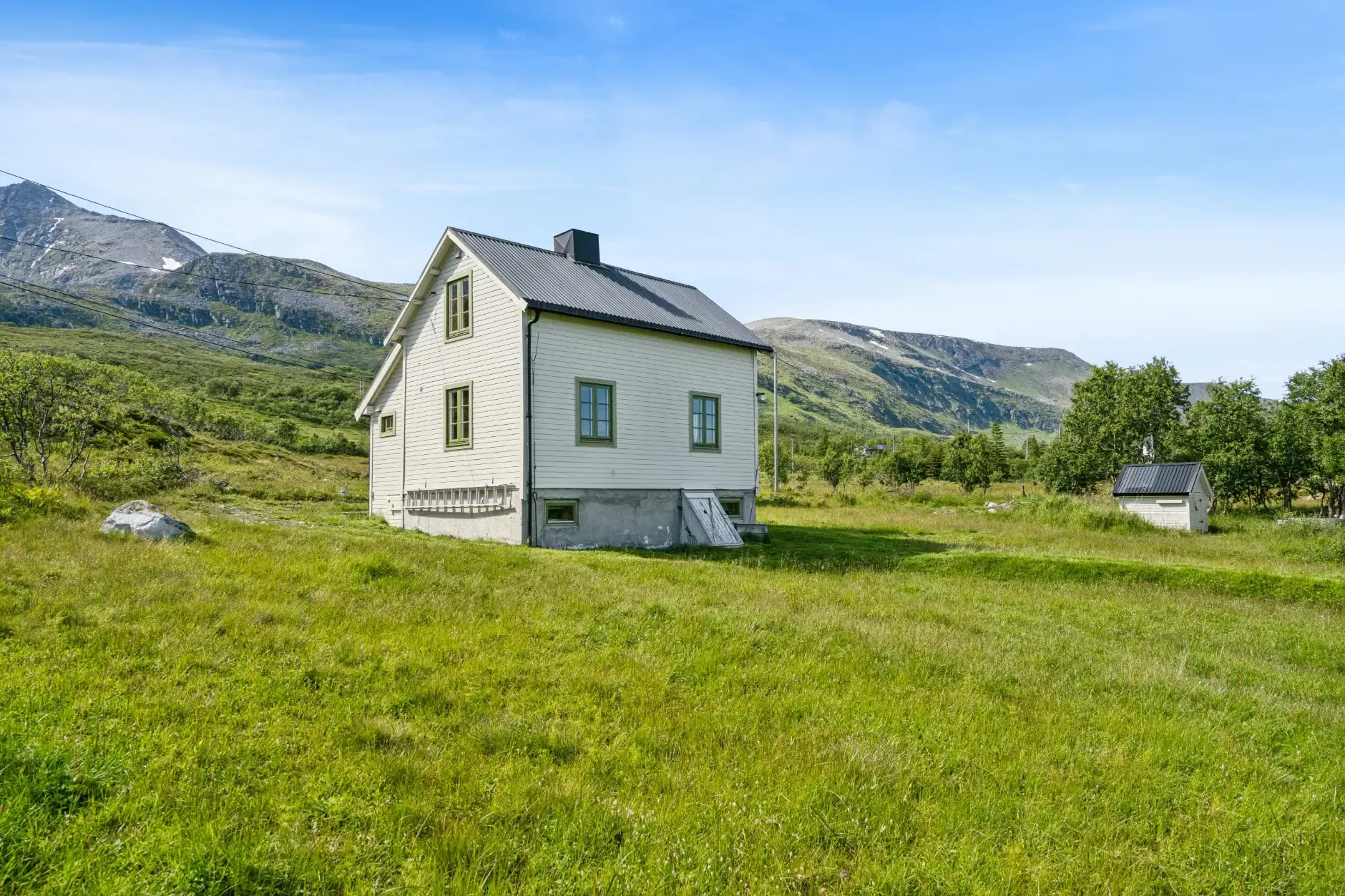 1940s Coastal Retreat with Expansive Lot in Vannvåg, Norway - Image 4