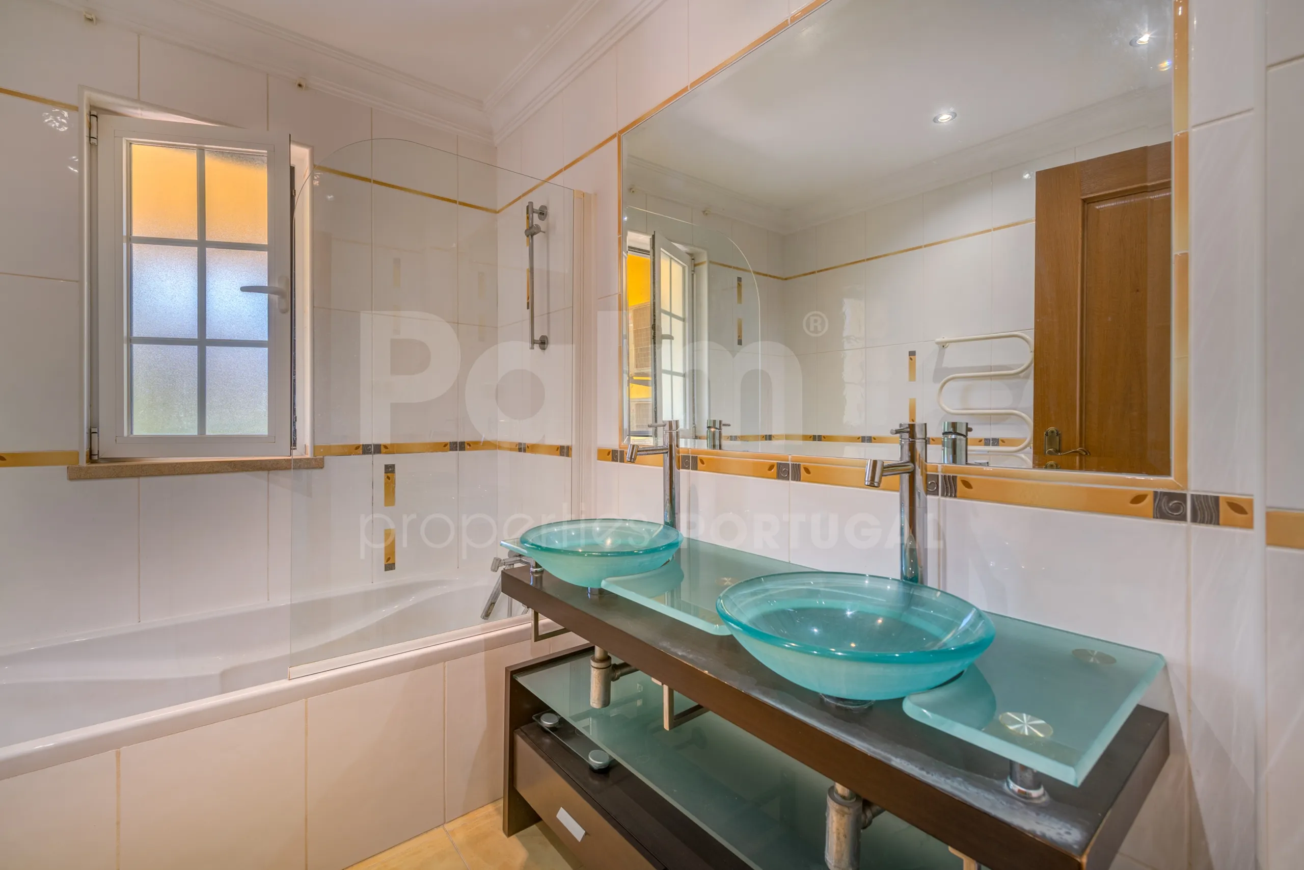 Contemporary 4-Bedroom Villa with Pool and Scenic Views in Lagoa, Portugal - View image 14 of 55