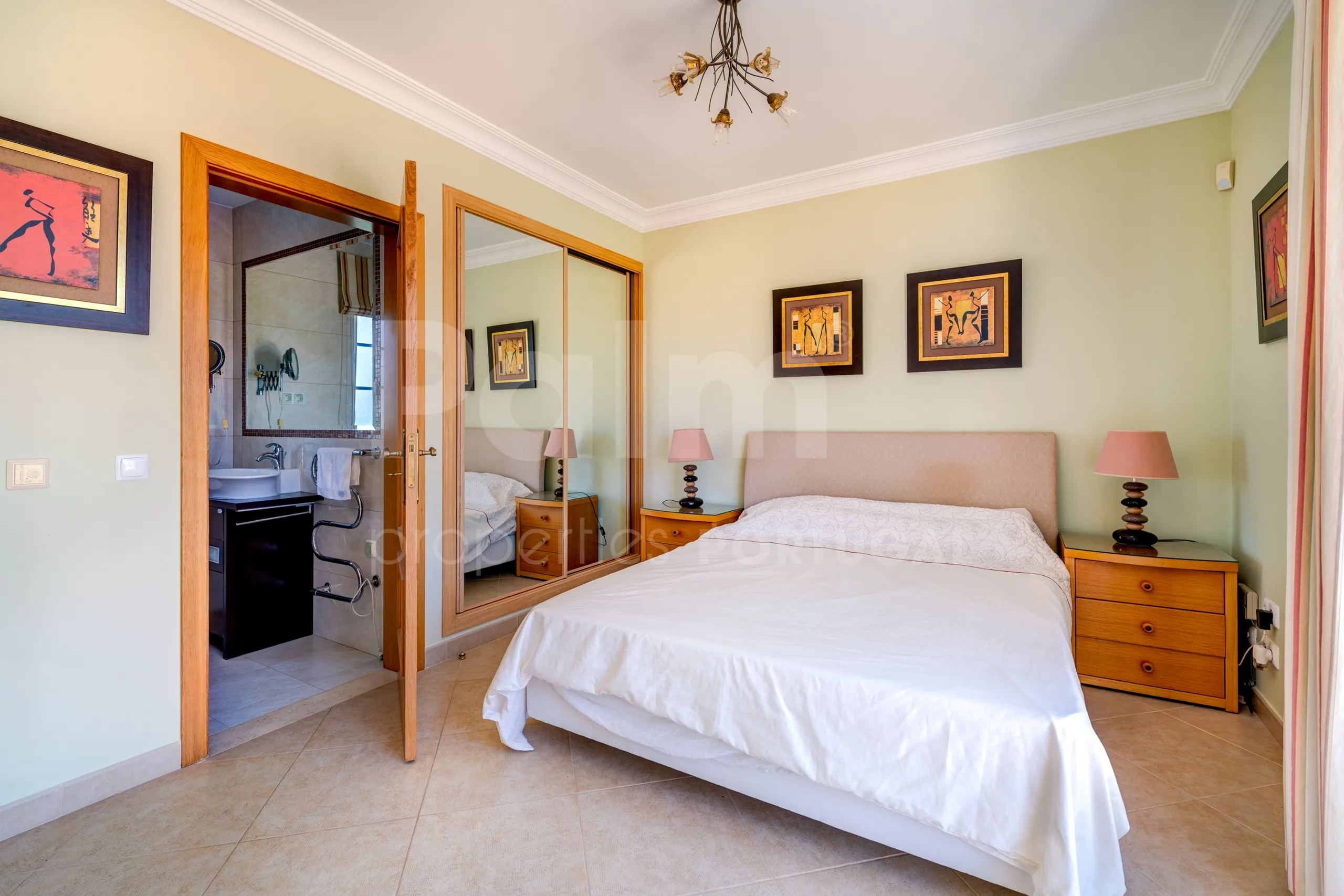 Contemporary 4-Bedroom Villa with Pool and Scenic Views in Lagoa, Portugal - View image 21 of 55