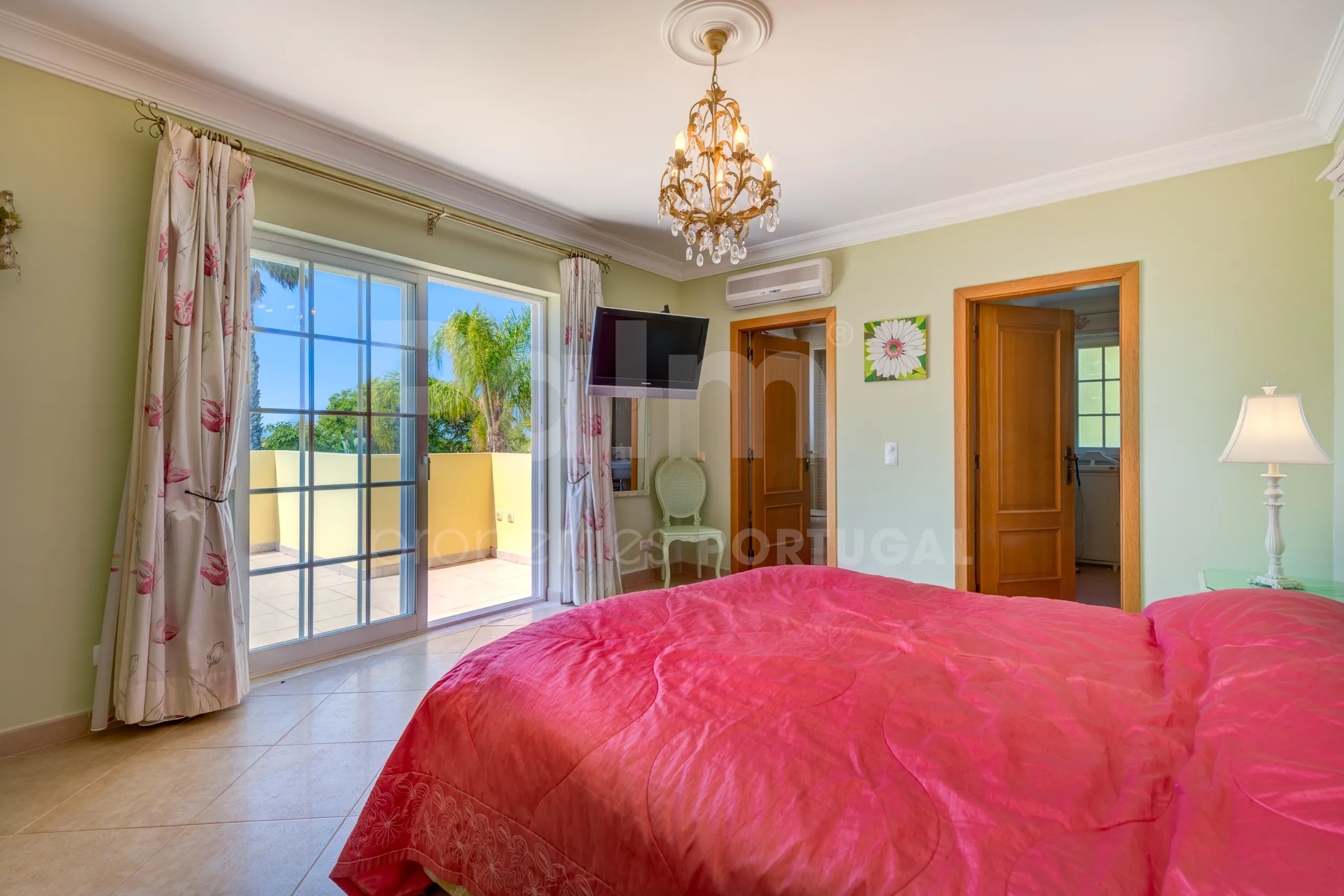 Contemporary 4-Bedroom Villa with Pool and Scenic Views in Lagoa, Portugal - View image 23 of 55