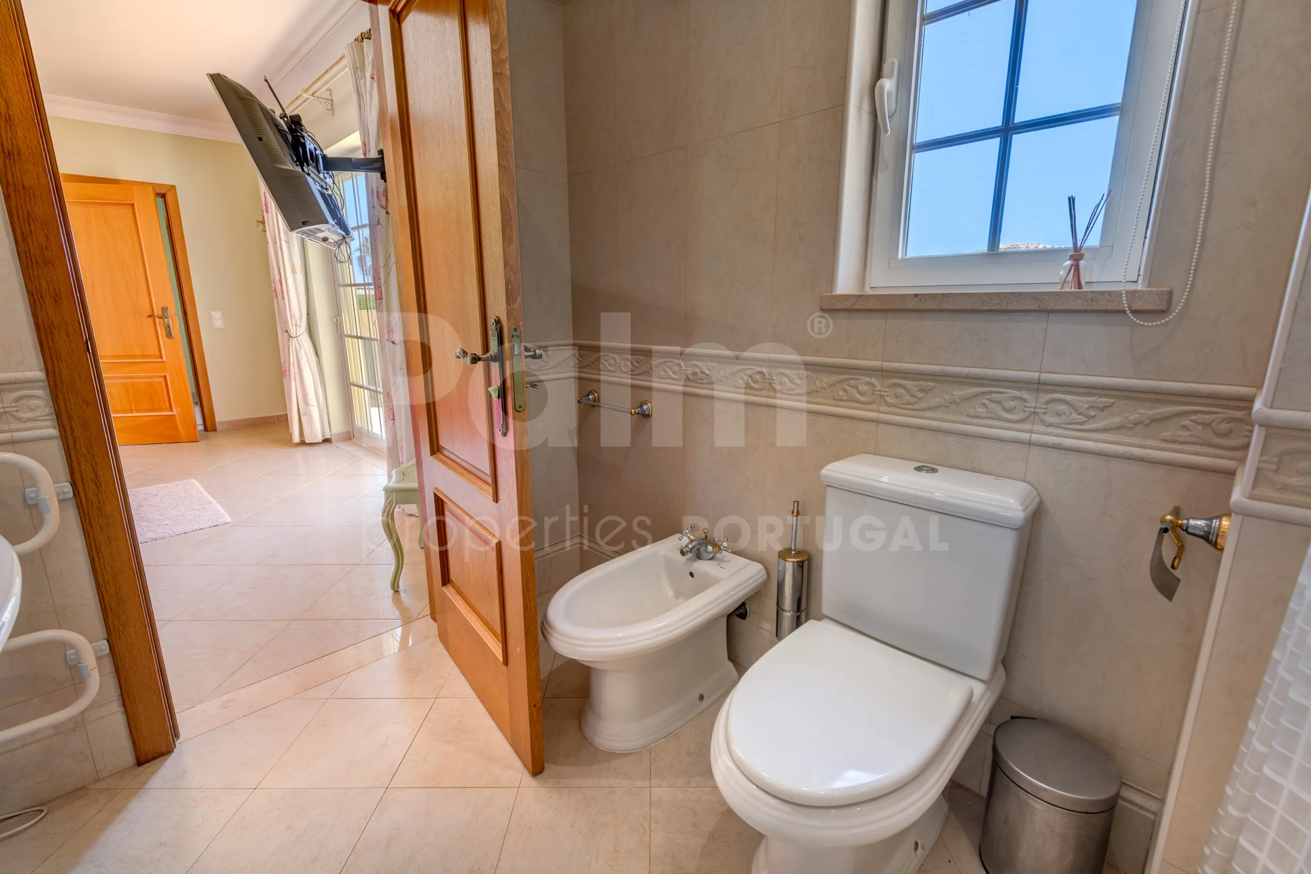 Contemporary 4-Bedroom Villa with Pool and Scenic Views in Lagoa, Portugal - View image 24 of 55