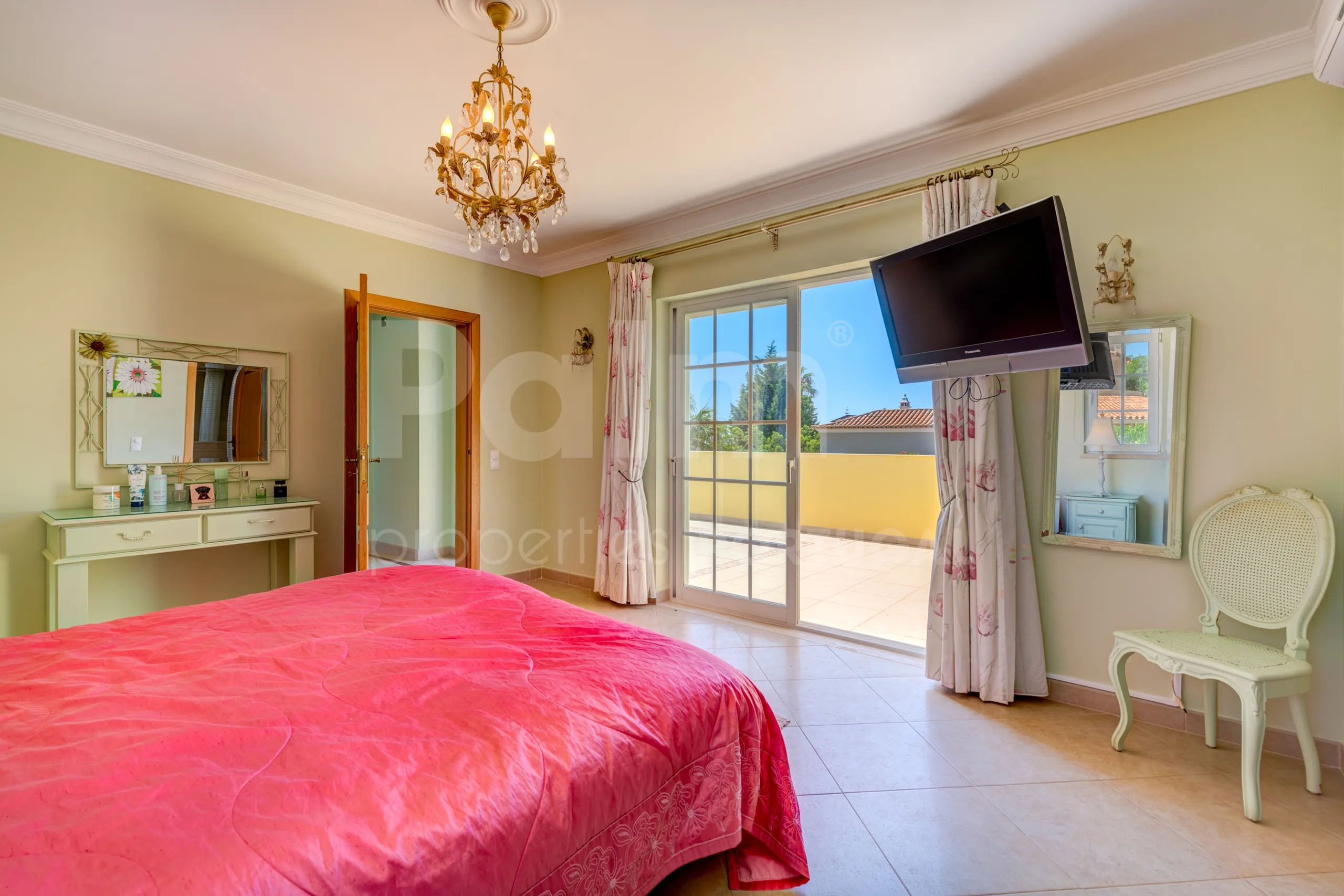 Contemporary 4-Bedroom Villa with Pool and Scenic Views in Lagoa, Portugal - View image 25 of 55