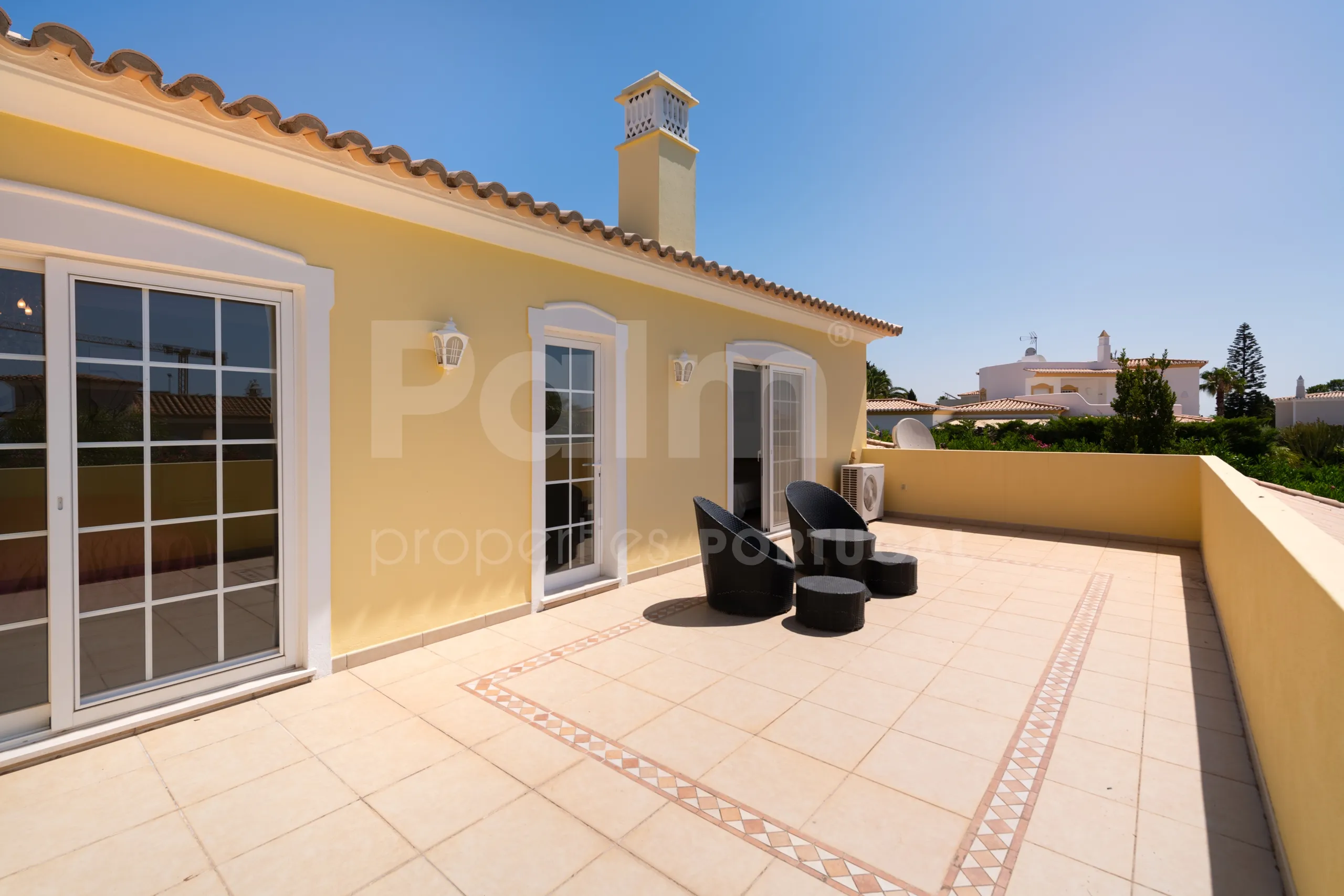 Contemporary 4-Bedroom Villa with Pool and Scenic Views in Lagoa, Portugal - View image 27 of 55