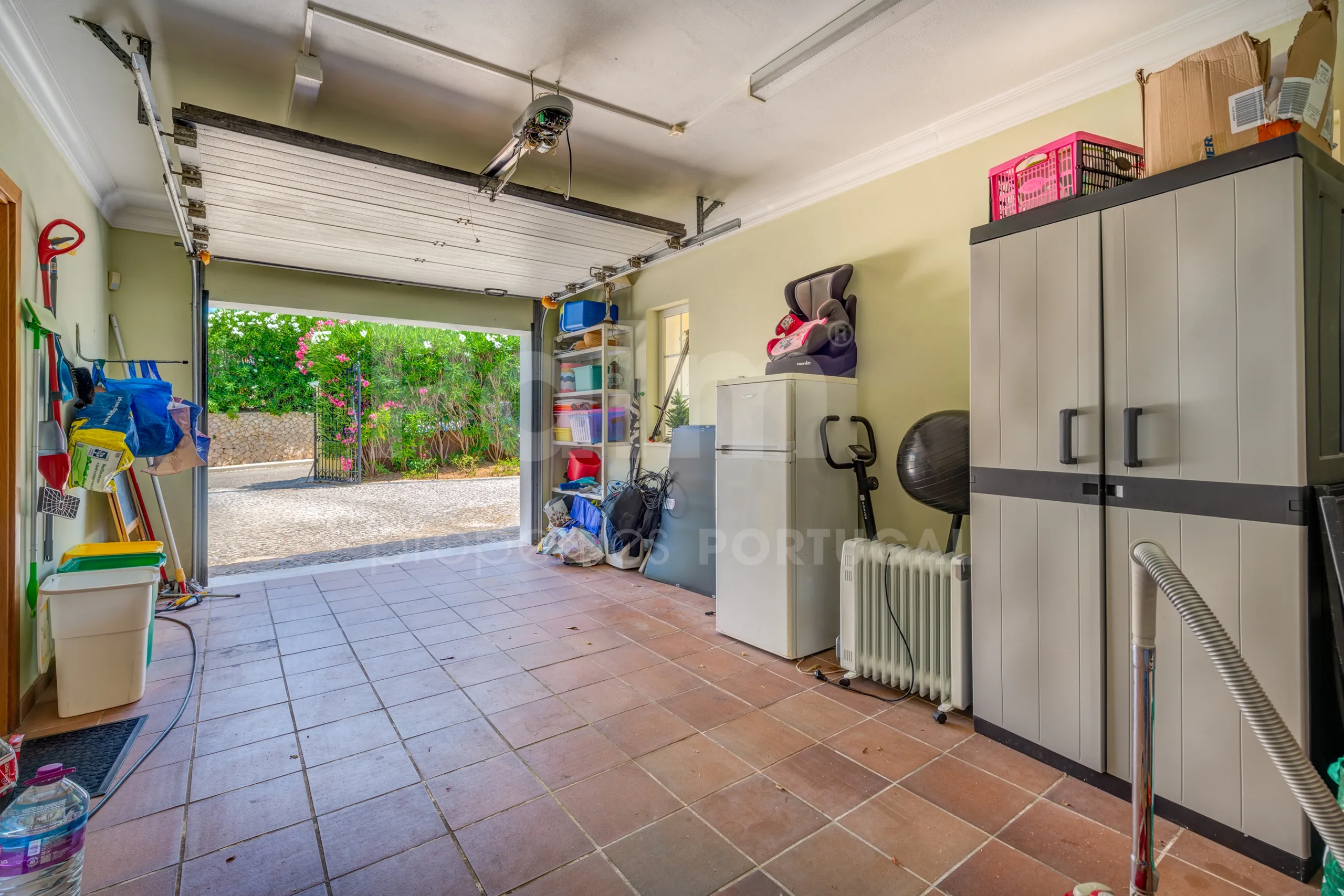 Contemporary 4-Bedroom Villa with Pool and Scenic Views in Lagoa, Portugal - View image 33 of 55
