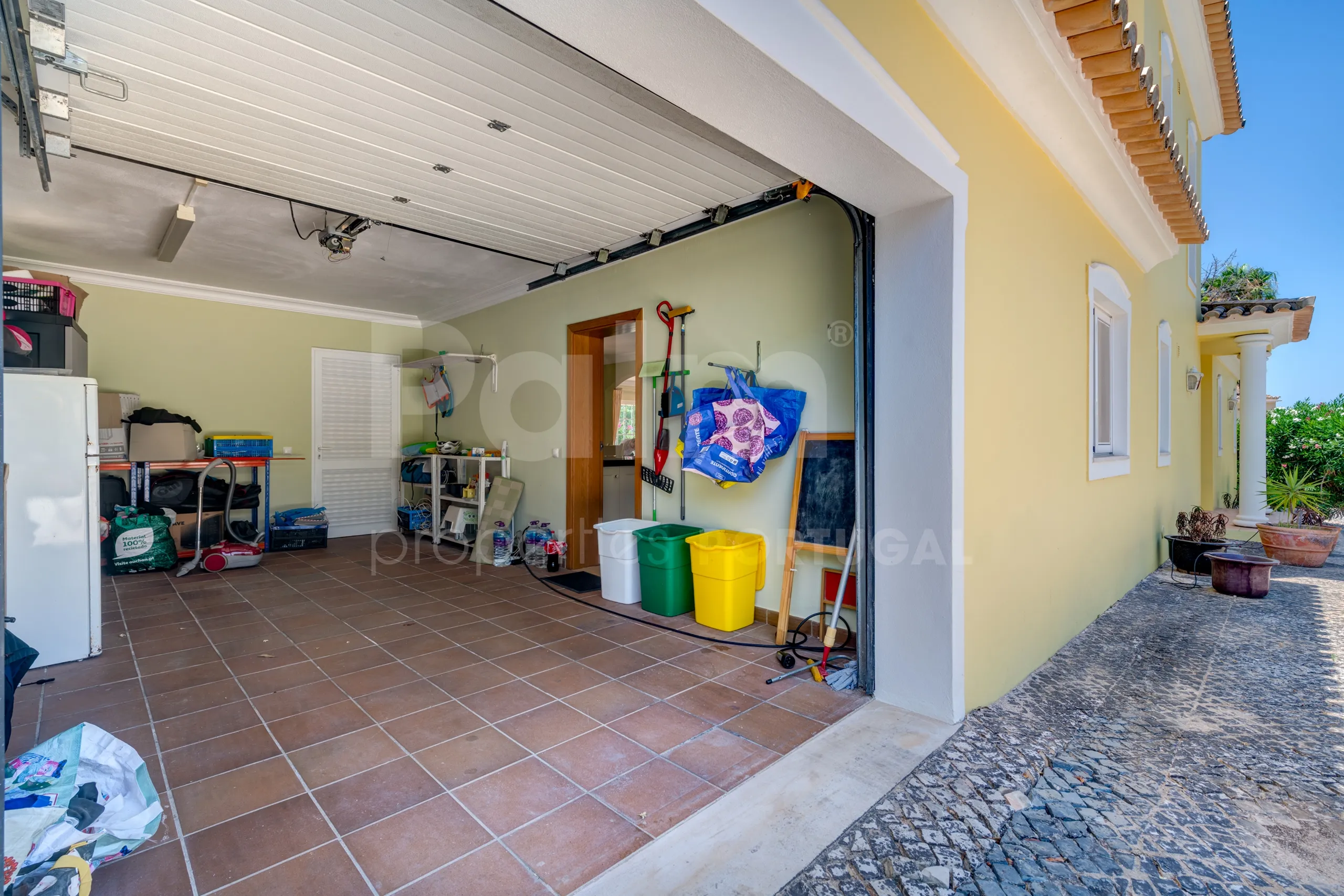 Contemporary 4-Bedroom Villa with Pool and Scenic Views in Lagoa, Portugal - View image 34 of 55